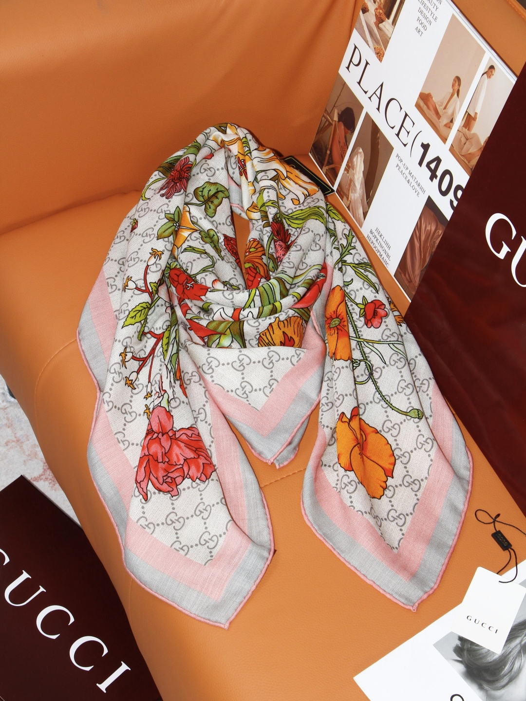 Gucci印花方巾 【双面同色印花】 春夏系列倾情推出活力十足的配饰,这款缀饰Gucci Flora花卉图案的方巾便是其 Gucci印花方巾 【双面同色印花】 春夏系列倾情推出活力十足的配饰,这款缀饰Gucci Flora花卉图案的方巾便是其