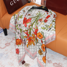 Gucci印花方巾 【双面同色印花】 春夏系列倾情推出活力十足的配饰,这款缀饰Gucci Flora花卉图案的方巾便是其 Gucci印花方巾 【双面同色印花】 春夏系列倾情推出活力十足的配饰,这款缀饰Gucci Flora花卉图案的方巾便是其