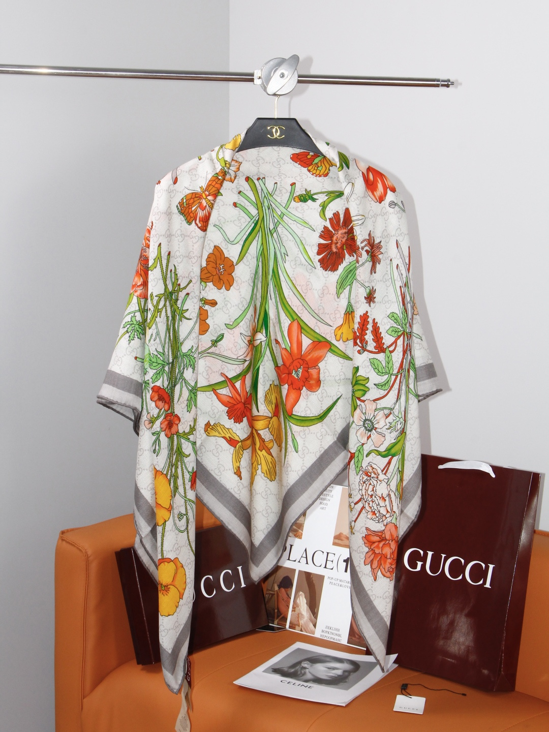 Gucci印花方巾 【双面同色印花】 春夏系列倾情推出活力十足的配饰,这款缀饰Gucci Flora花卉图案的方巾便是其 Gucci印花方巾 【双面同色印花】 春夏系列倾情推出活力十足的配饰,这款缀饰Gucci Flora花卉图案的方巾便是其