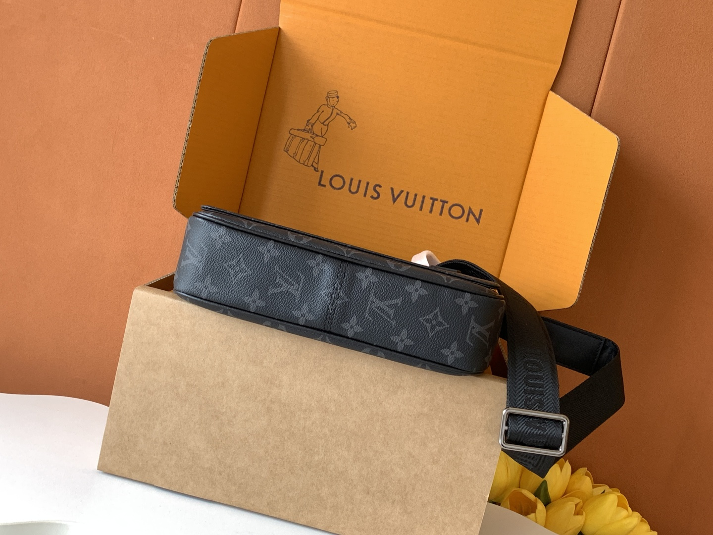 Louis Vuitton 本款 𝐃𝐢𝐬𝐭𝐫𝐢𝐜𝐭 小号邮差包透过 𝐌𝐨𝐧𝐨𝐠𝐫𝐚𝐦 𝐄𝐜𝐥𝐢𝐩𝐬𝐞 帆布释放俊朗魅力