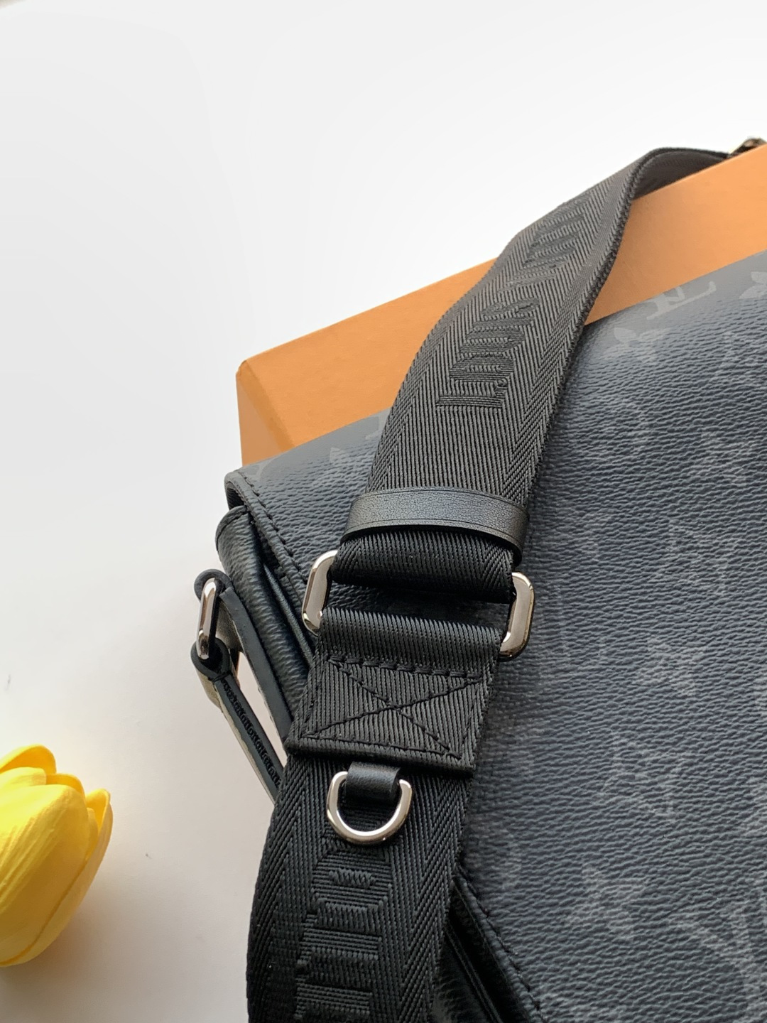 Louis Vuitton 本款 𝐃𝐢𝐬𝐭𝐫𝐢𝐜𝐭 小号邮差包透过 𝐌𝐨𝐧𝐨𝐠𝐫𝐚𝐦 𝐄𝐜𝐥𝐢𝐩𝐬𝐞 帆布释放俊朗魅力