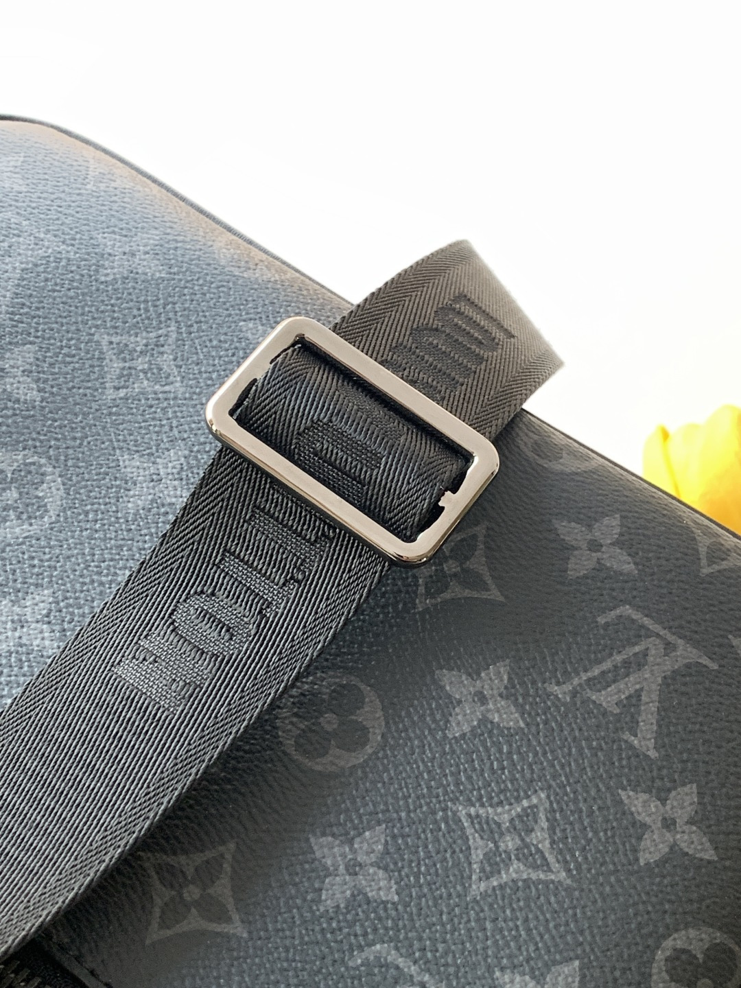 Louis Vuitton 本款 𝐃𝐢𝐬𝐭𝐫𝐢𝐜𝐭 小号邮差包透过 𝐌𝐨𝐧𝐨𝐠𝐫𝐚𝐦 𝐄𝐜𝐥𝐢𝐩𝐬𝐞 帆布释放俊朗魅力
