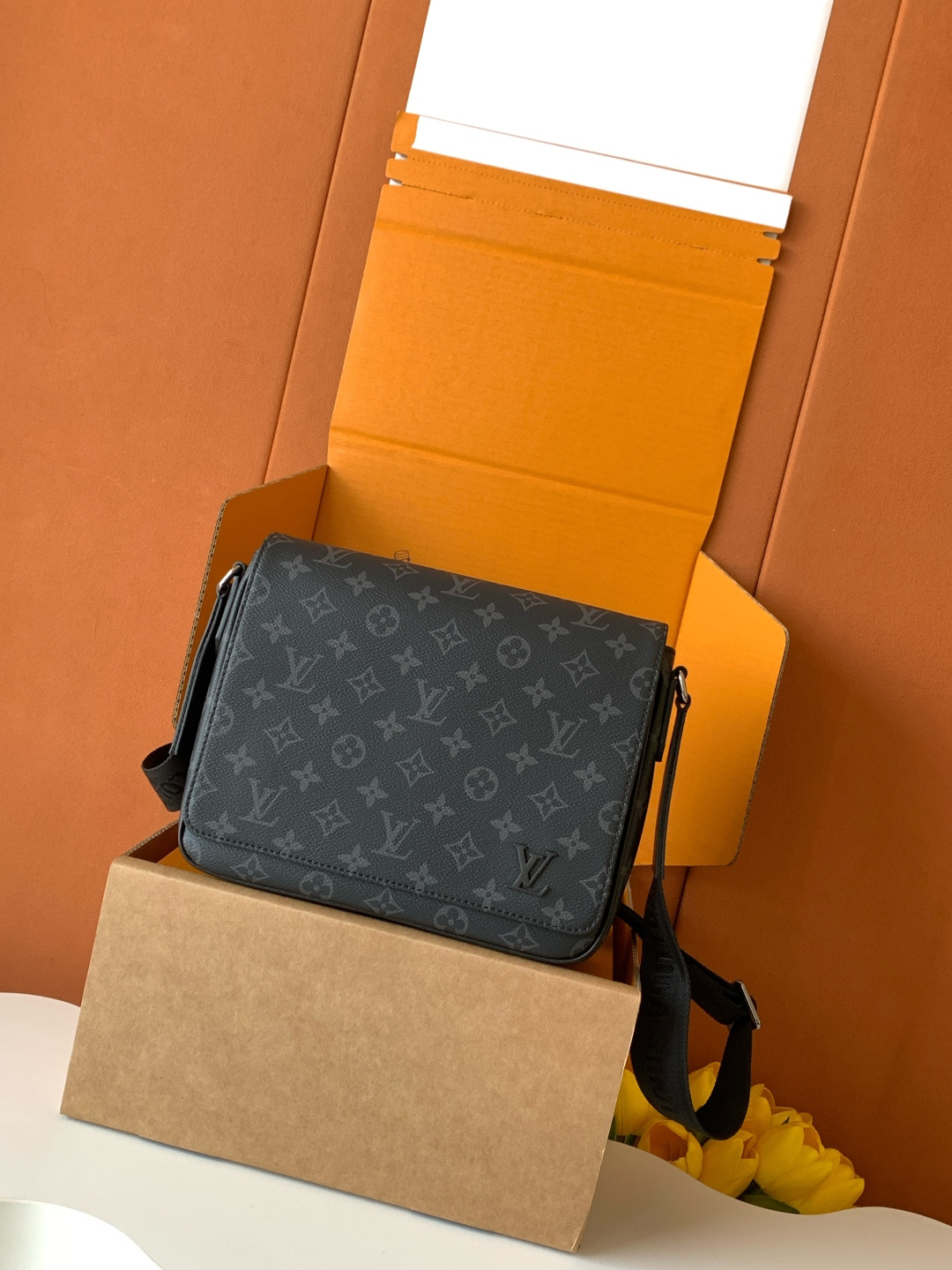 Louis Vuitton 本款 𝐃𝐢𝐬𝐭𝐫𝐢𝐜𝐭 小号邮差包透过 𝐌𝐨𝐧𝐨𝐠𝐫𝐚𝐦 𝐄𝐜𝐥𝐢𝐩𝐬𝐞 帆布释放俊朗魅力