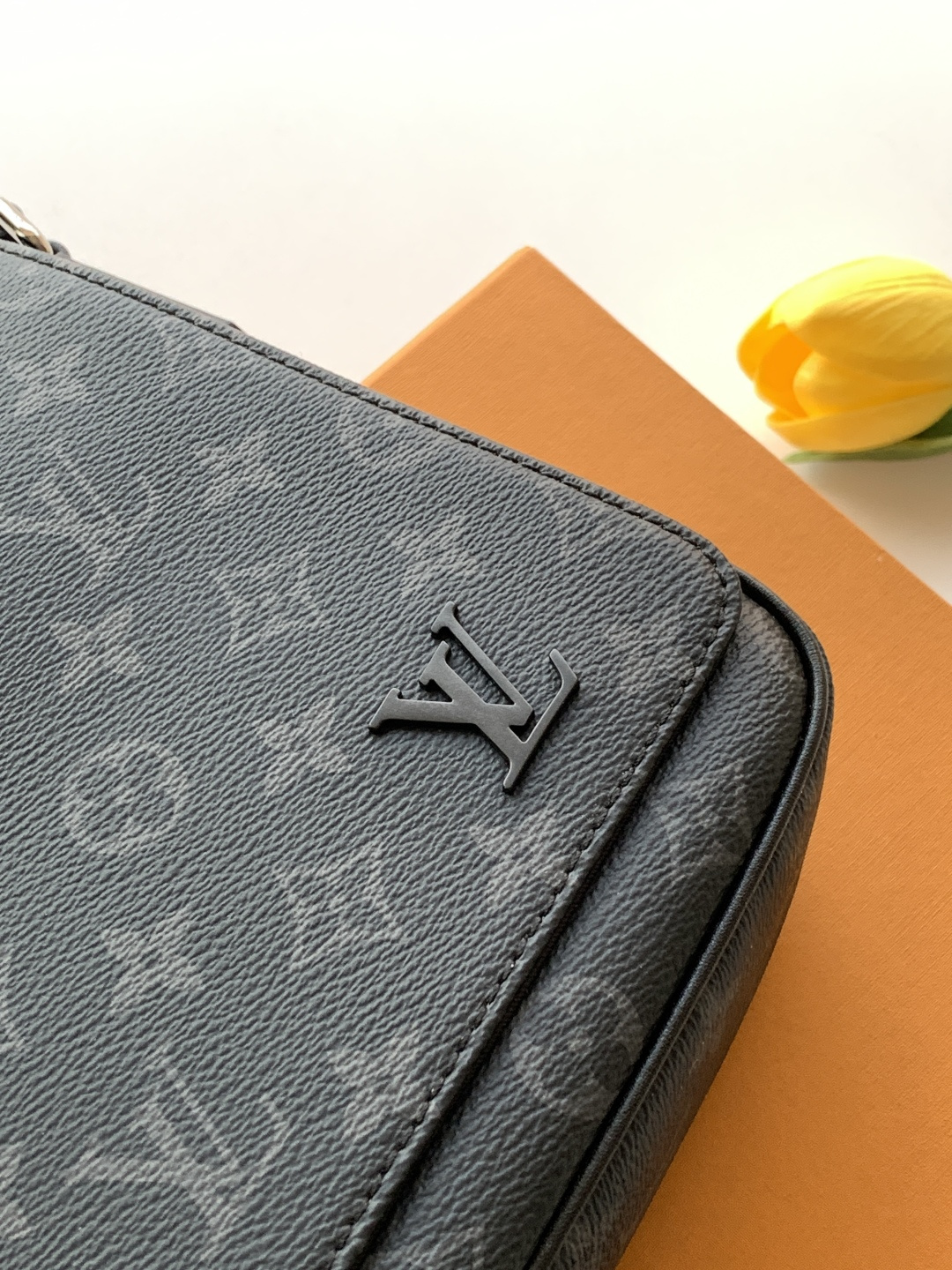 Louis Vuitton 本款 𝐃𝐢𝐬𝐭𝐫𝐢𝐜𝐭 小号邮差包透过 𝐌𝐨𝐧𝐨𝐠𝐫𝐚𝐦 𝐄𝐜𝐥𝐢𝐩𝐬𝐞 帆布释放俊朗魅力