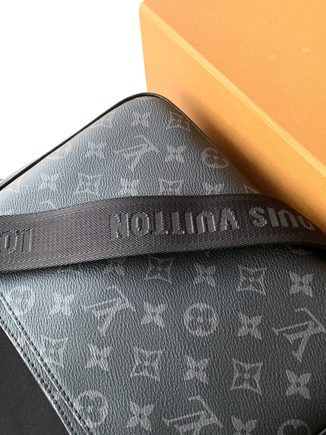 Louis Vuitton 本款 𝐃𝐢𝐬𝐭𝐫𝐢𝐜𝐭 小号邮差包透过 𝐌𝐨𝐧𝐨𝐠𝐫𝐚𝐦 𝐄𝐜𝐥𝐢𝐩𝐬𝐞 帆布释放俊朗魅力