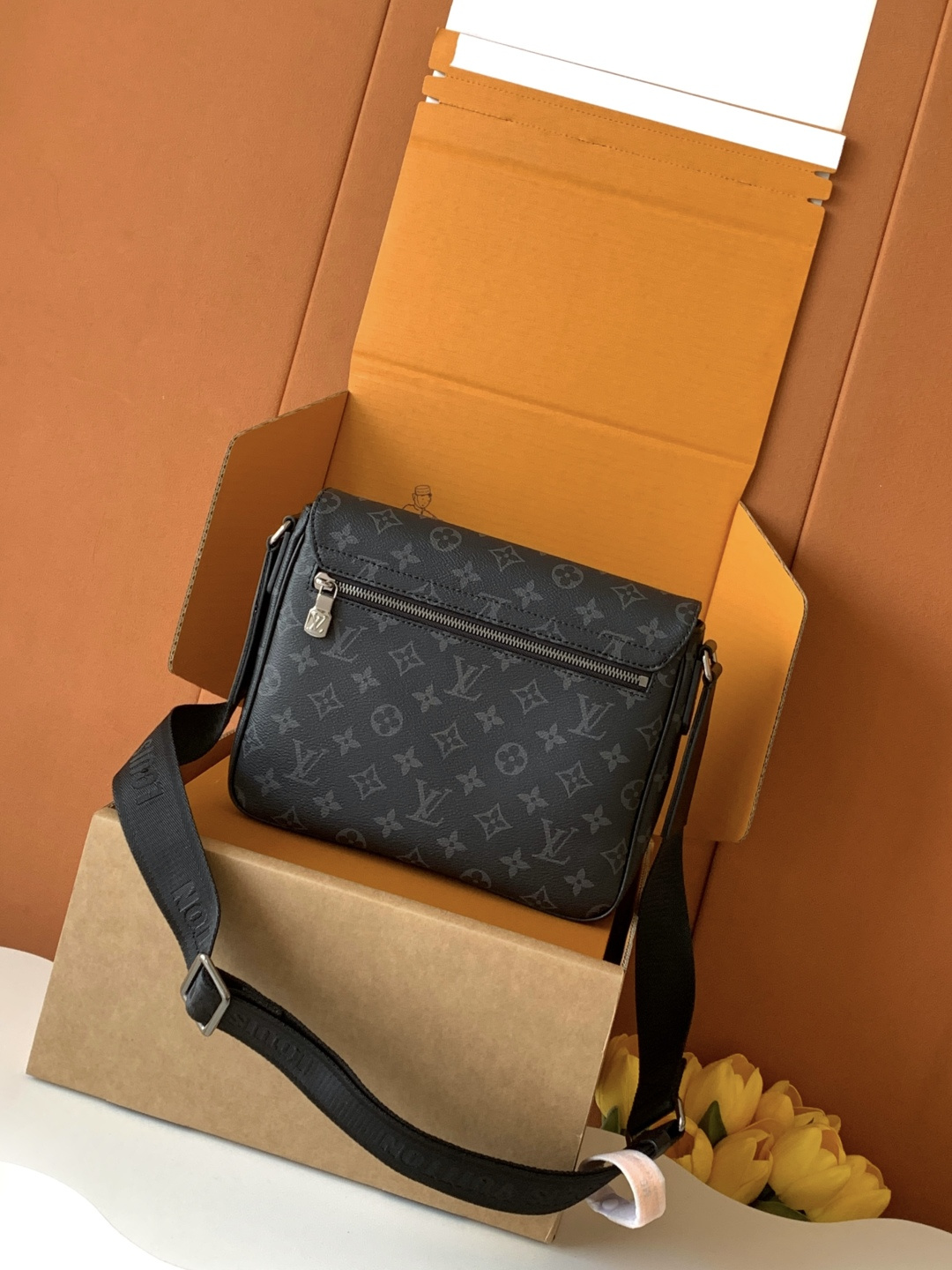 Louis Vuitton 本款 𝐃𝐢𝐬𝐭𝐫𝐢𝐜𝐭 小号邮差包透过 𝐌𝐨𝐧𝐨𝐠𝐫𝐚𝐦 𝐄𝐜𝐥𝐢𝐩𝐬𝐞 帆布释放俊朗魅力