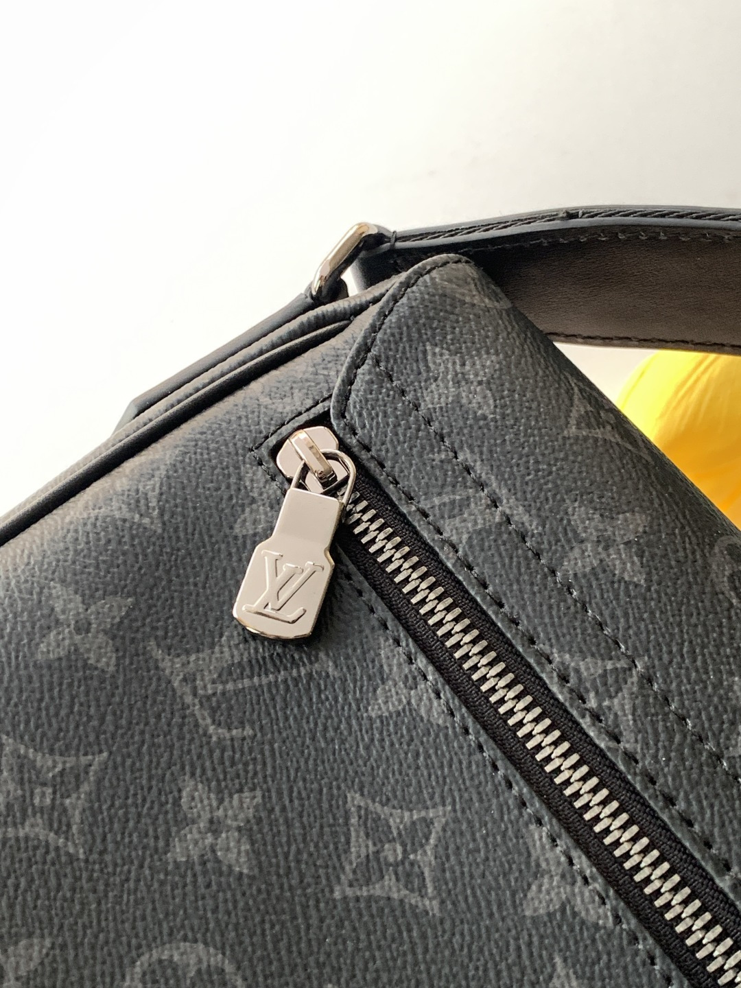 Louis Vuitton 本款 𝐃𝐢𝐬𝐭𝐫𝐢𝐜𝐭 小号邮差包透过 𝐌𝐨𝐧𝐨𝐠𝐫𝐚𝐦 𝐄𝐜𝐥𝐢𝐩𝐬𝐞 帆布释放俊朗魅力