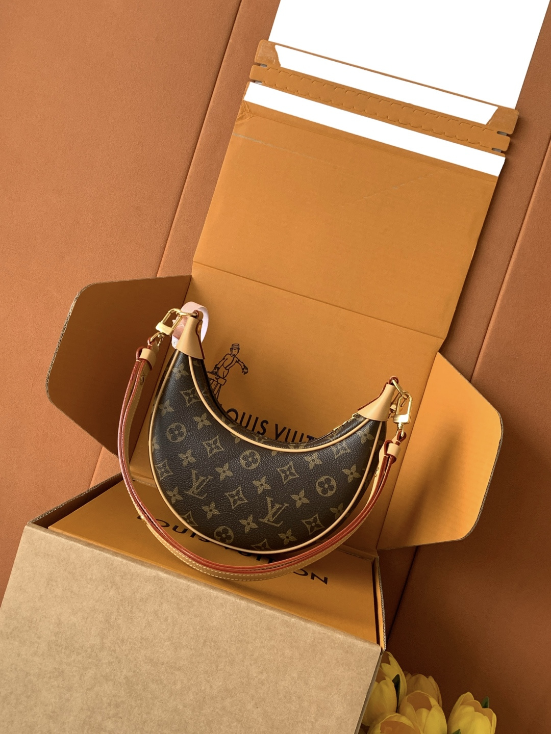 p830💰
动态变码芯片
Croissant手袋
【特级加强版】
型号： M81098
皮料： 是意大利A级皮料
五金： 采用进口A级全钢五金
包装： 全套原厂MB包装
尺寸：23.0 x 13.0 x 6.0 厘米 (长 x 高 x 宽)
专柜同步电子芯片内码