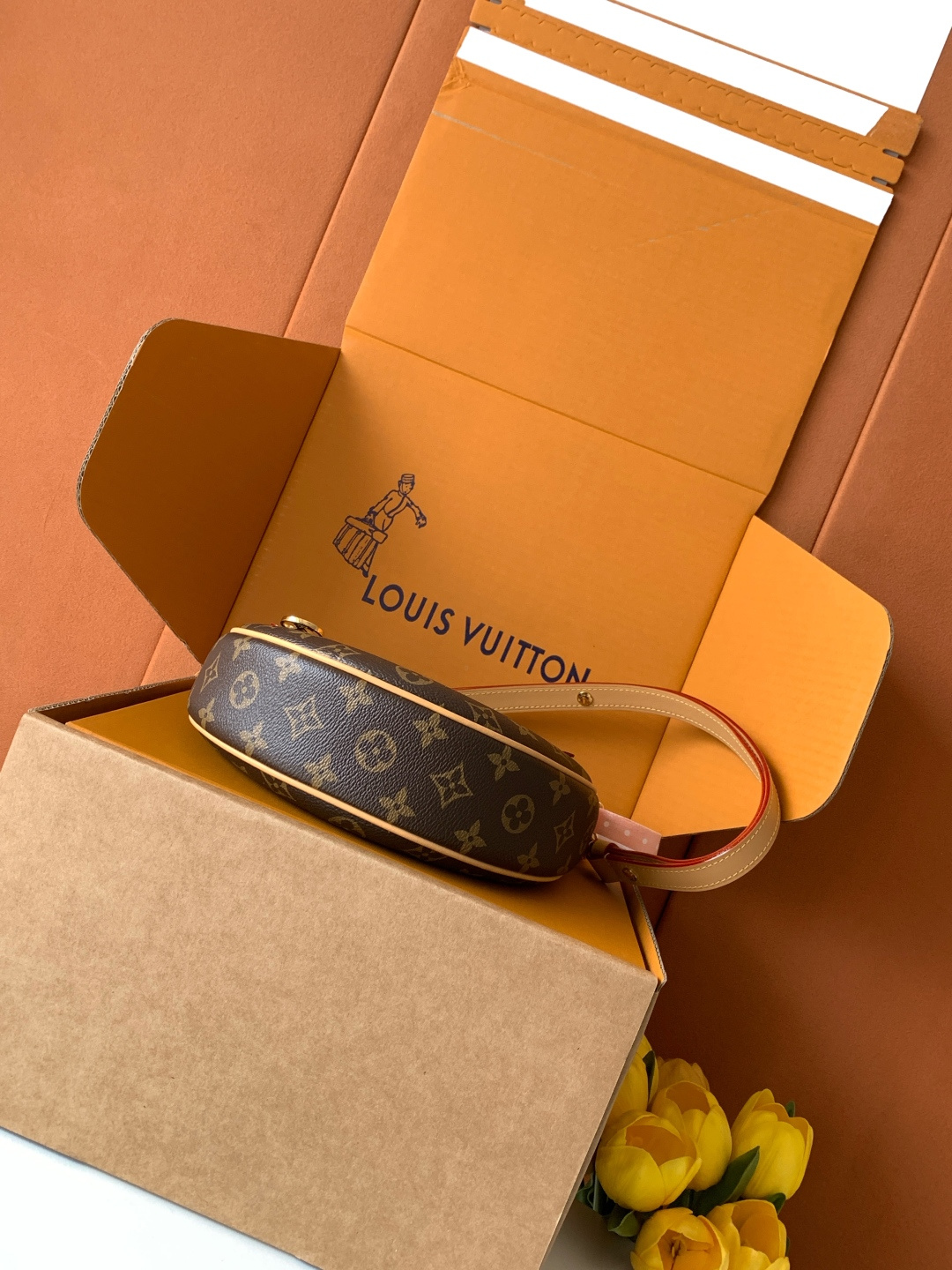 p830💰
动态变码芯片
Croissant手袋
【特级加强版】
型号： M81098
皮料： 是意大利A级皮料
五金： 采用进口A级全钢五金
包装： 全套原厂MB包装
尺寸：23.0 x 13.0 x 6.0 厘米 (长 x 高 x 宽)
专柜同步电子芯片内码