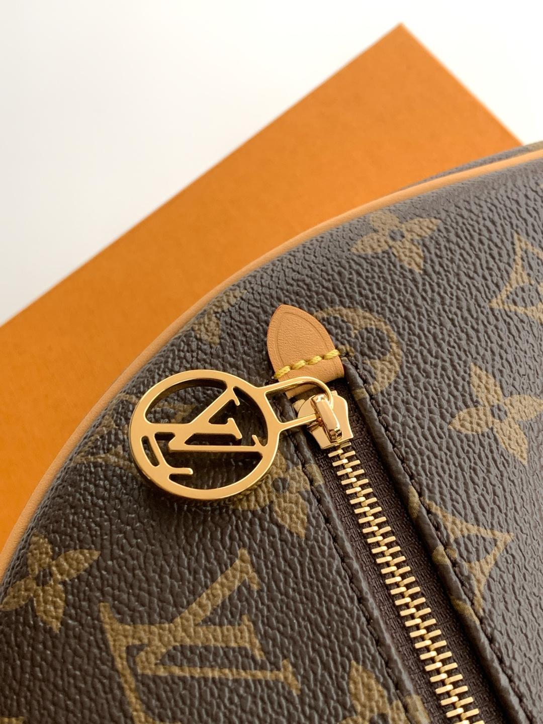 p830💰
动态变码芯片
Croissant手袋
【特级加强版】
型号： M81098
皮料： 是意大利A级皮料
五金： 采用进口A级全钢五金
包装： 全套原厂MB包装
尺寸：23.0 x 13.0 x 6.0 厘米 (长 x 高 x 宽)
专柜同步电子芯片内码