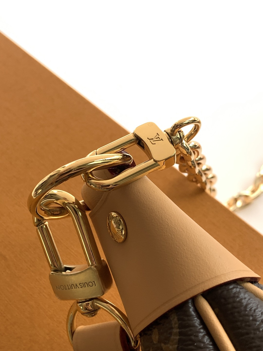 p830💰
动态变码芯片
Croissant手袋
【特级加强版】
型号： M81098
皮料： 是意大利A级皮料
五金： 采用进口A级全钢五金
包装： 全套原厂MB包装
尺寸：23.0 x 13.0 x 6.0 厘米 (长 x 高 x 宽)
专柜同步电子芯片内码