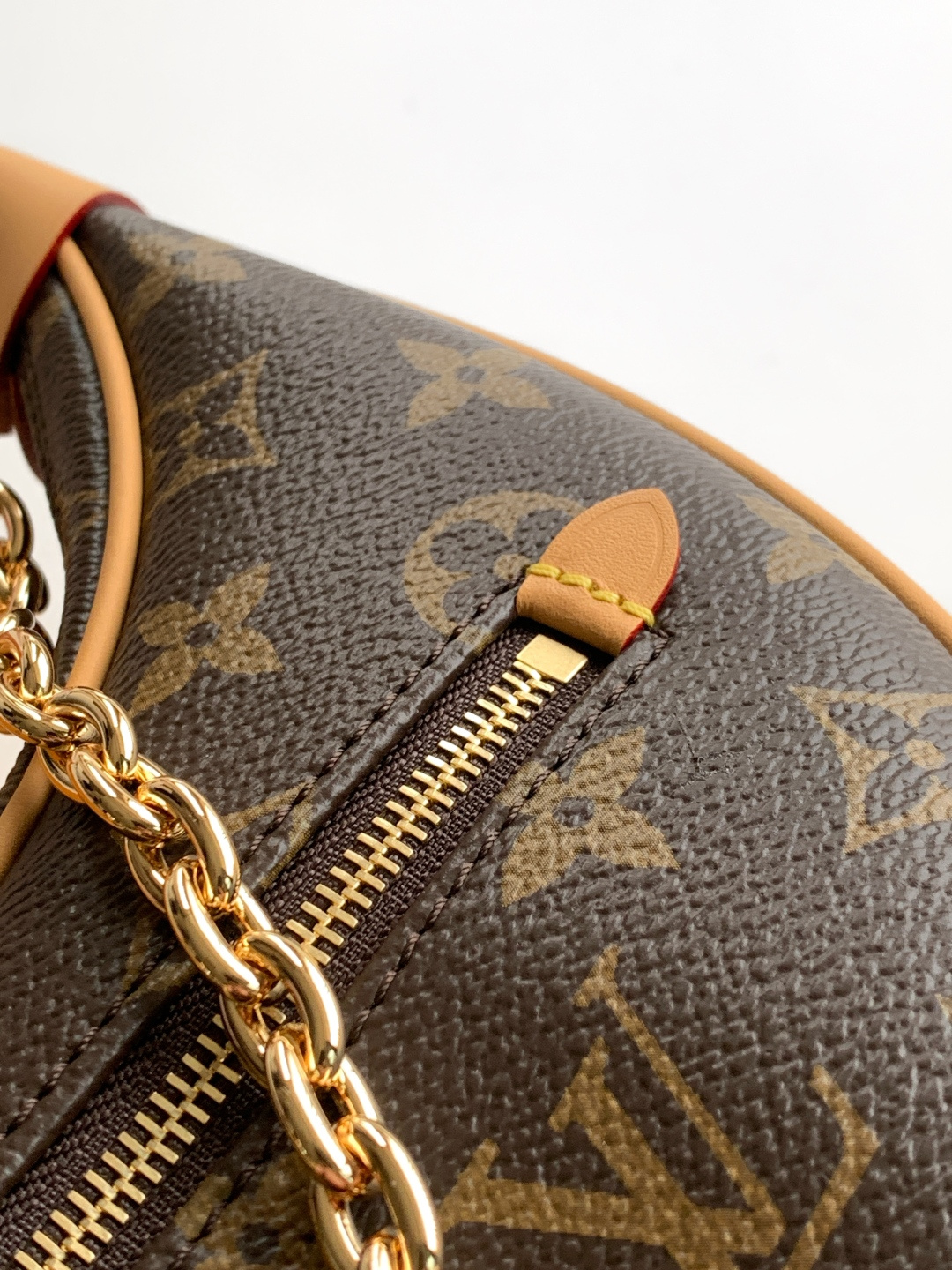 p830💰
动态变码芯片
Croissant手袋
【特级加强版】
型号： M81098
皮料： 是意大利A级皮料
五金： 采用进口A级全钢五金
包装： 全套原厂MB包装
尺寸：23.0 x 13.0 x 6.0 厘米 (长 x 高 x 宽)
专柜同步电子芯片内码