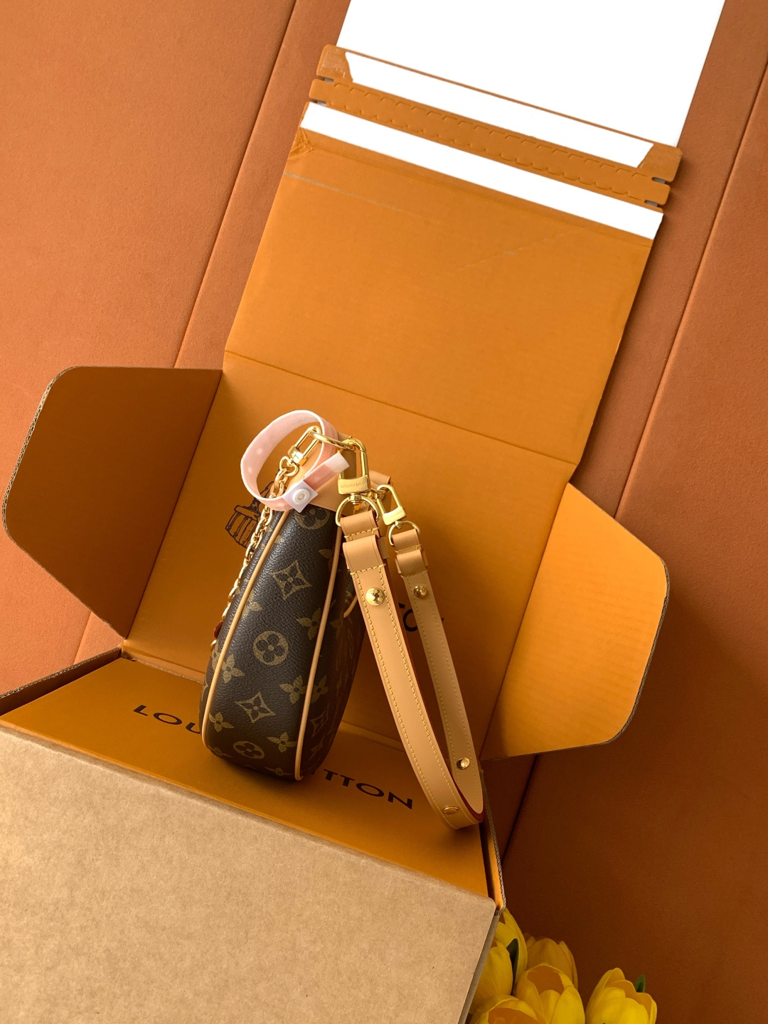 p830💰
动态变码芯片
Croissant手袋
【特级加强版】
型号： M81098
皮料： 是意大利A级皮料
五金： 采用进口A级全钢五金
包装： 全套原厂MB包装
尺寸：23.0 x 13.0 x 6.0 厘米 (长 x 高 x 宽)
专柜同步电子芯片内码