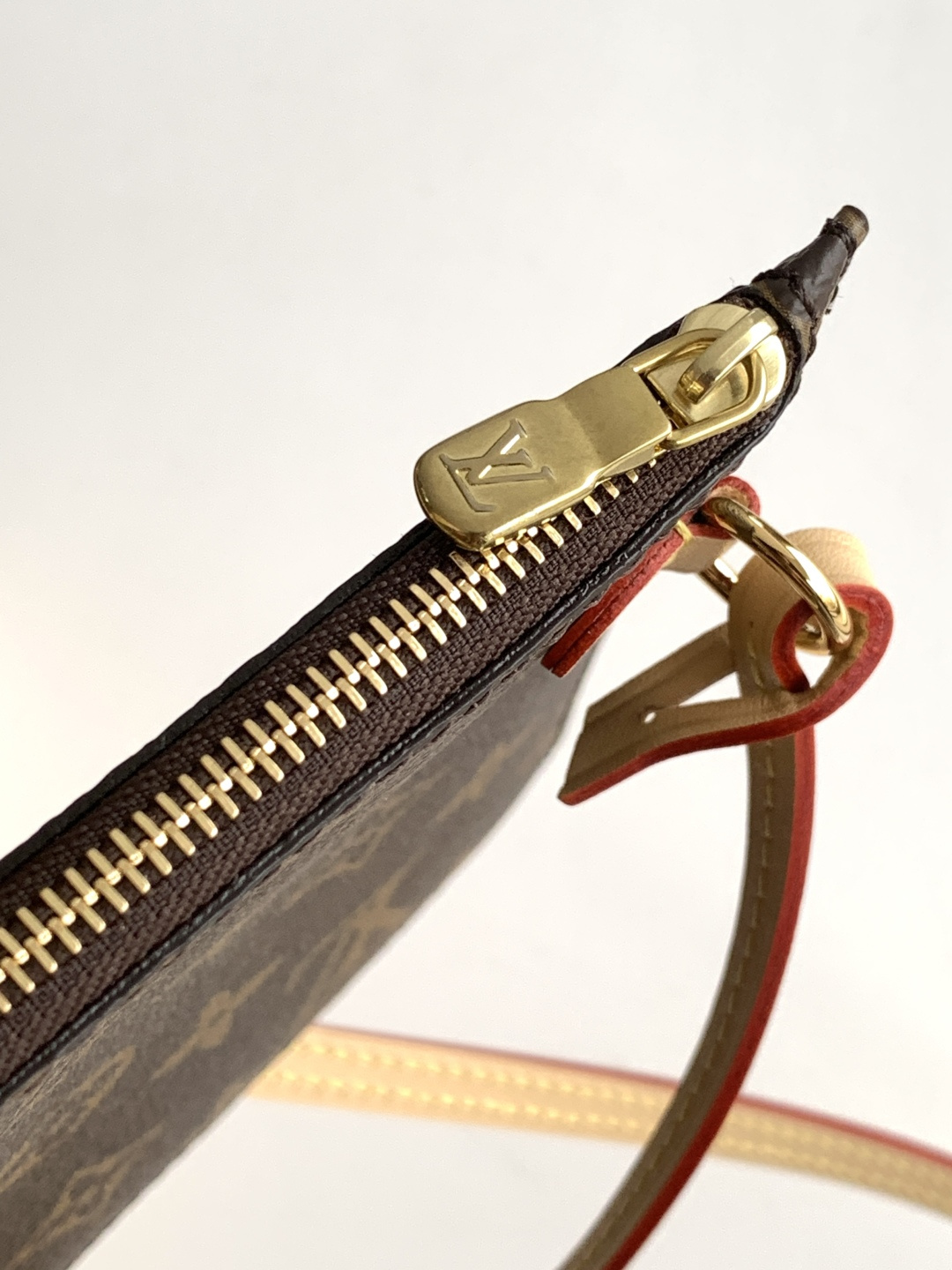 P💰770【全钢五金 变码芯片】特级配全套包装 （M40990 M46978老花杏 ）40991老花红 🎀🎀经典购物袋 大号💋💋路易威登新款 Neverfull 全新演绎经典手袋，探索袋内精致细节。重新设计的内袋采用了清新的织物内衬和灵感源自路易威登档案馆的复古细节，最值得称道的莫过于可脱卸式拉链手包，它既可单独作为一只精致手拿包使用，亦可作为额外的口袋。 明快的内衬色调为 Monogram 经典帆布增加了更多活泼生动之感。
大号尺寸：39x32x19cm