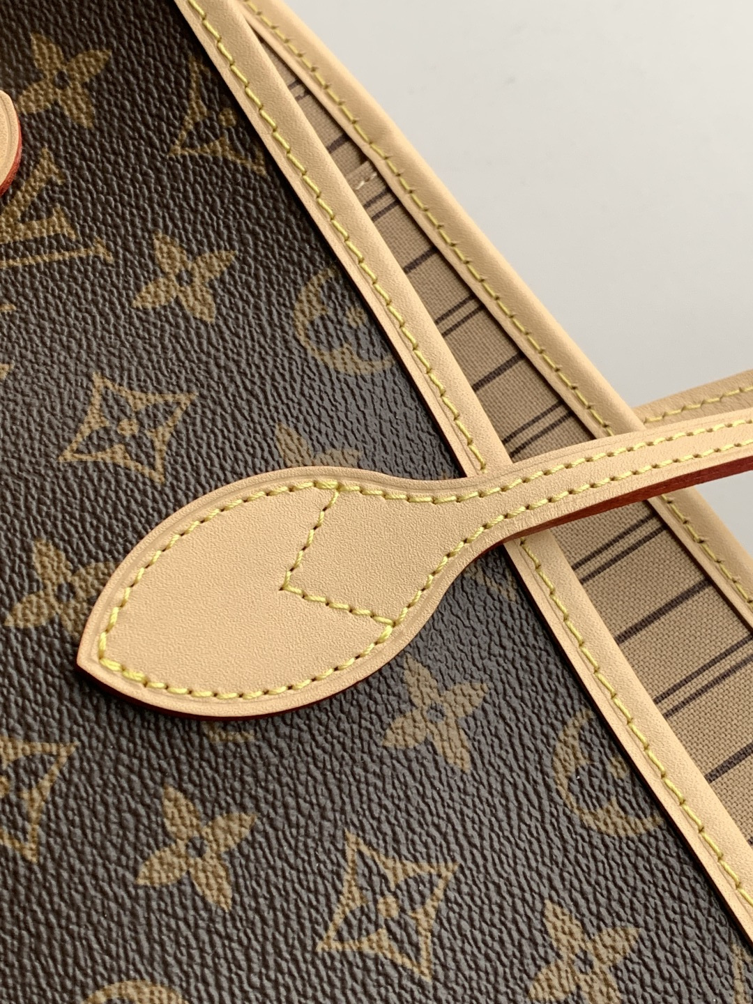 P💰770【全钢五金 变码芯片】特级配全套包装 （M40990 M46978老花杏 ）40991老花红 🎀🎀经典购物袋 大号💋💋路易威登新款 Neverfull 全新演绎经典手袋，探索袋内精致细节。重新设计的内袋采用了清新的织物内衬和灵感源自路易威登档案馆的复古细节，最值得称道的莫过于可脱卸式拉链手包，它既可单独作为一只精致手拿包使用，亦可作为额外的口袋。 明快的内衬色调为 Monogram 经典帆布增加了更多活泼生动之感。
大号尺寸：39x32x19cm