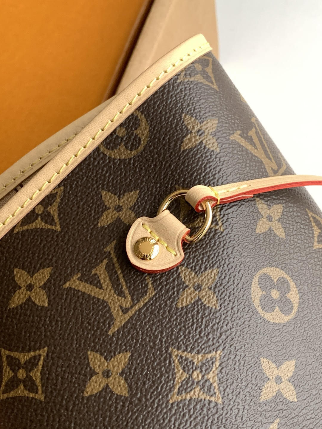 P💰770【全钢五金 变码芯片】特级配全套包装 （M40990 M46978老花杏 ）40991老花红 🎀🎀经典购物袋 大号💋💋路易威登新款 Neverfull 全新演绎经典手袋，探索袋内精致细节。重新设计的内袋采用了清新的织物内衬和灵感源自路易威登档案馆的复古细节，最值得称道的莫过于可脱卸式拉链手包，它既可单独作为一只精致手拿包使用，亦可作为额外的口袋。 明快的内衬色调为 Monogram 经典帆布增加了更多活泼生动之感。
大号尺寸：39x32x19cm