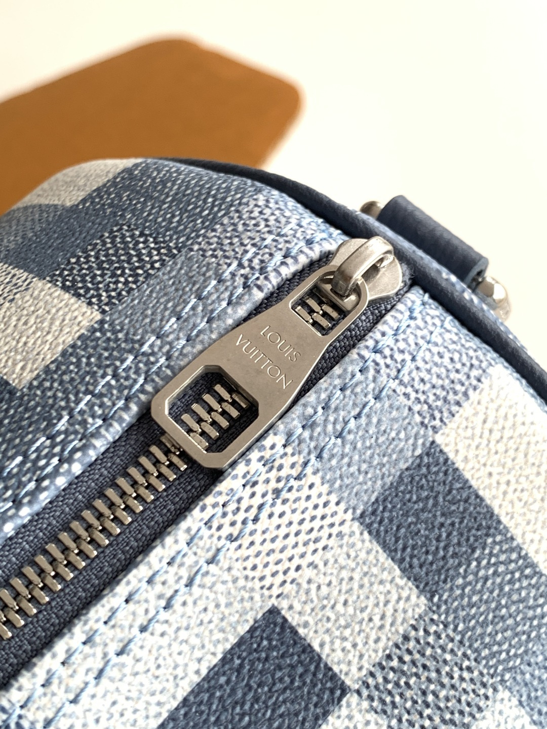 M28978 【全钢五金MB】 本款 Speedy 30 手袋借助 Damoflage 涂层帆布树立时尚辨识度，展现 P