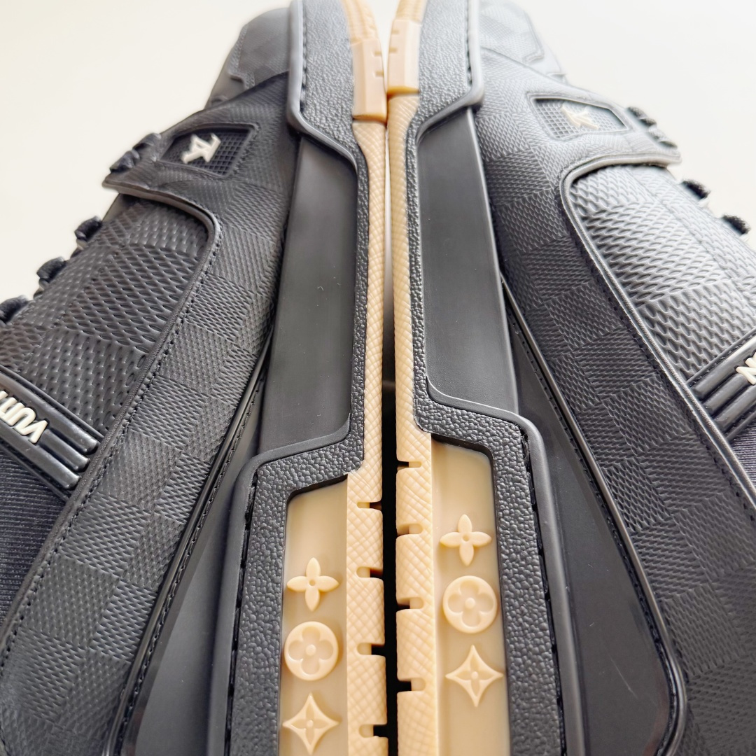 Louis Vuitton LV Trainer 纯黑压印 大货