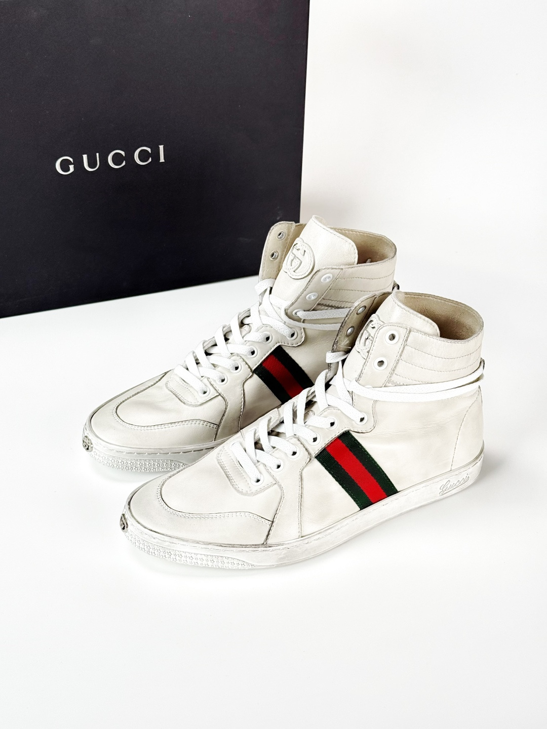 Gucci SS26 Demna首秀款 小羊皮高帮板鞋 大货实拍图 【佛山超A版】Gucci SS26 Demna首秀款 小羊皮高帮板 牛皮简约百搭高帮时尚板鞋 附送原装一致鞋舌仿磨环保纸垫 全套专柜包装物及配件 意大利进口超软小牛皮 同源出厂真丝绸防尘鞋套袋 原装雪梨形超软沙绒纸团 高工艺无缝细空胶技术 贴楦误差0.05mm 鞋底采用固特异内外锁死工艺 最大限度弯折永不开胶 原鞋一致效果环保无味 产品细节经典低帮运动鞋采用 Gucci 标志性的金色蜜蜂刺绣 与标志织带形成对比 白色皮革 配以绿红绿织带和金线蜜蜂刺绣一只鞋后饰有红色水蛇皮细节 另一只鞋后饰绿色水蛇皮细节 橡胶鞋底 尺码: 39 40 41 42 43 44 45-选品中心