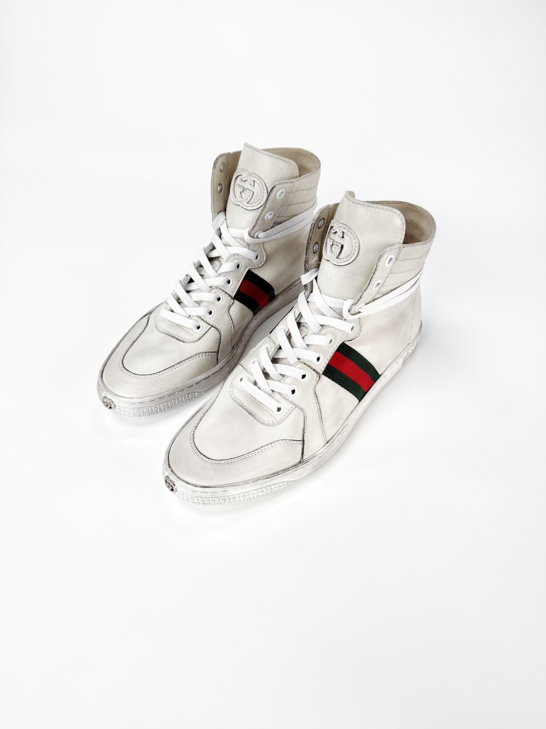 图片[4]-Gucci SS26 Demna首秀款 小羊皮高帮板鞋 大货实拍图 【佛山超A版】Gucci SS26 Demna首秀款 小羊皮高帮板 牛皮简约百搭高帮时尚板鞋 附送原装一致鞋舌仿磨环保纸垫 全套专柜包装物及配件 意大利进口超软小牛皮 同源出厂真丝绸防尘鞋套袋 原装雪梨形超软沙绒纸团 高工艺无缝细空胶技术 贴楦误差0.05mm 鞋底采用固特异内外锁死工艺 最大限度弯折永不开胶 原鞋一致效果环保无味 产品细节经典低帮运动鞋采用 Gucci 标志性的金色蜜蜂刺绣 与标志织带形成对比 白色皮革 配以绿红绿织带和金线蜜蜂刺绣一只鞋后饰有红色水蛇皮细节 另一只鞋后饰绿色水蛇皮细节 橡胶鞋底 尺码： 39 40 41 42 43 44 45-选品中心