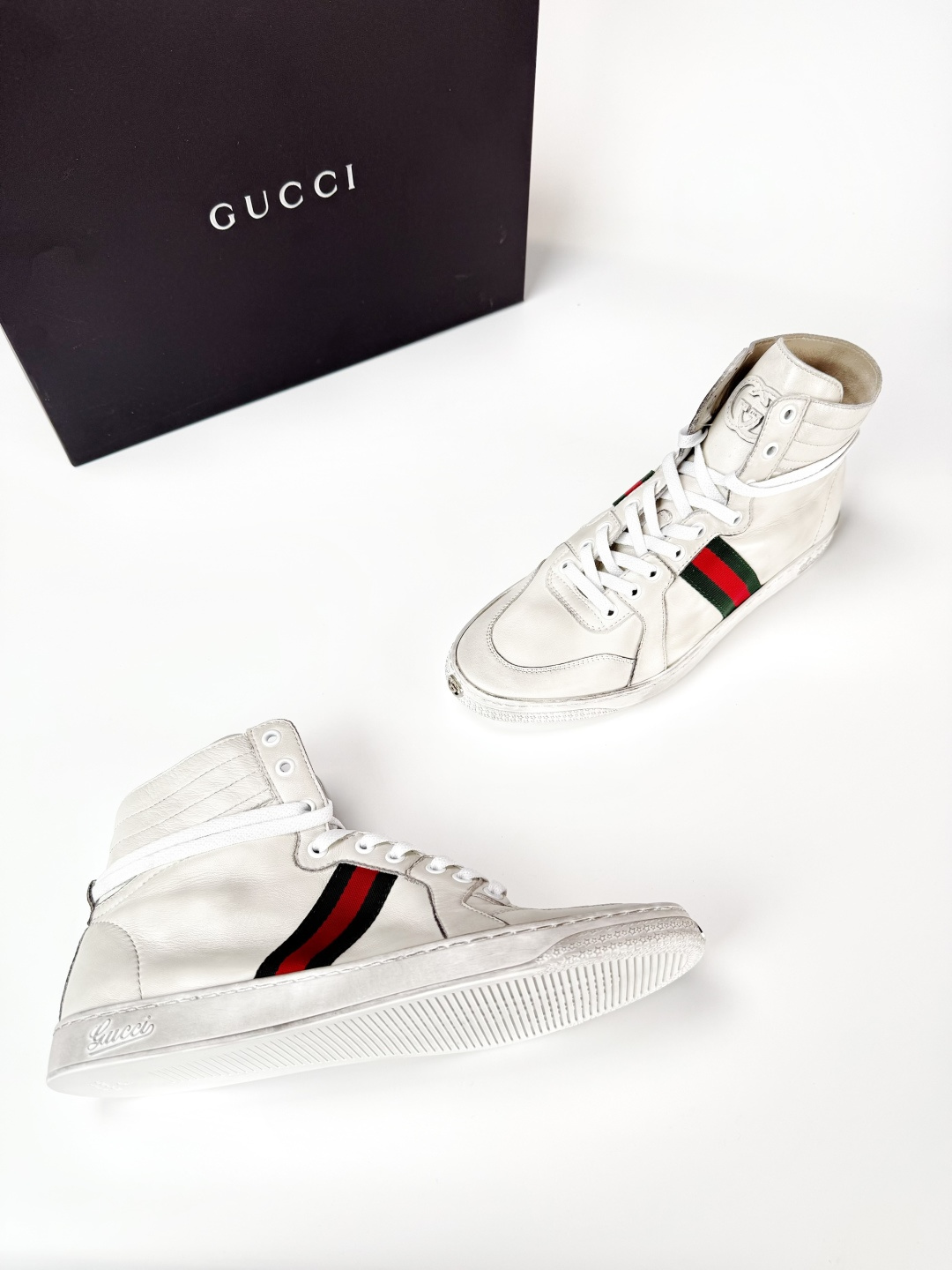 图片[2]-Gucci SS26 Demna首秀款 小羊皮高帮板鞋 大货实拍图 【佛山超A版】Gucci SS26 Demna首秀款 小羊皮高帮板 牛皮简约百搭高帮时尚板鞋 附送原装一致鞋舌仿磨环保纸垫 全套专柜包装物及配件 意大利进口超软小牛皮 同源出厂真丝绸防尘鞋套袋 原装雪梨形超软沙绒纸团 高工艺无缝细空胶技术 贴楦误差0.05mm 鞋底采用固特异内外锁死工艺 最大限度弯折永不开胶 原鞋一致效果环保无味 产品细节经典低帮运动鞋采用 Gucci 标志性的金色蜜蜂刺绣 与标志织带形成对比 白色皮革 配以绿红绿织带和金线蜜蜂刺绣一只鞋后饰有红色水蛇皮细节 另一只鞋后饰绿色水蛇皮细节 橡胶鞋底 尺码： 39 40 41 42 43 44 45-选品中心