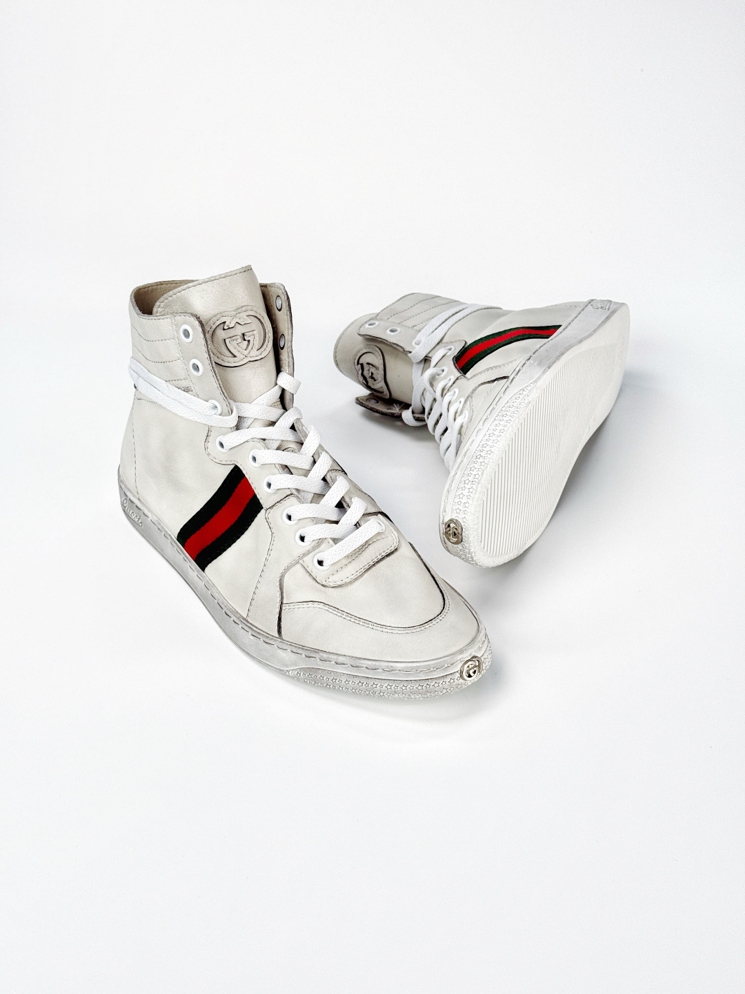 图片[7]-Gucci SS26 Demna首秀款 小羊皮高帮板鞋 大货实拍图 【佛山超A版】Gucci SS26 Demna首秀款 小羊皮高帮板 牛皮简约百搭高帮时尚板鞋 附送原装一致鞋舌仿磨环保纸垫 全套专柜包装物及配件 意大利进口超软小牛皮 同源出厂真丝绸防尘鞋套袋 原装雪梨形超软沙绒纸团 高工艺无缝细空胶技术 贴楦误差0.05mm 鞋底采用固特异内外锁死工艺 最大限度弯折永不开胶 原鞋一致效果环保无味 产品细节经典低帮运动鞋采用 Gucci 标志性的金色蜜蜂刺绣 与标志织带形成对比 白色皮革 配以绿红绿织带和金线蜜蜂刺绣一只鞋后饰有红色水蛇皮细节 另一只鞋后饰绿色水蛇皮细节 橡胶鞋底 尺码： 39 40 41 42 43 44 45-选品中心