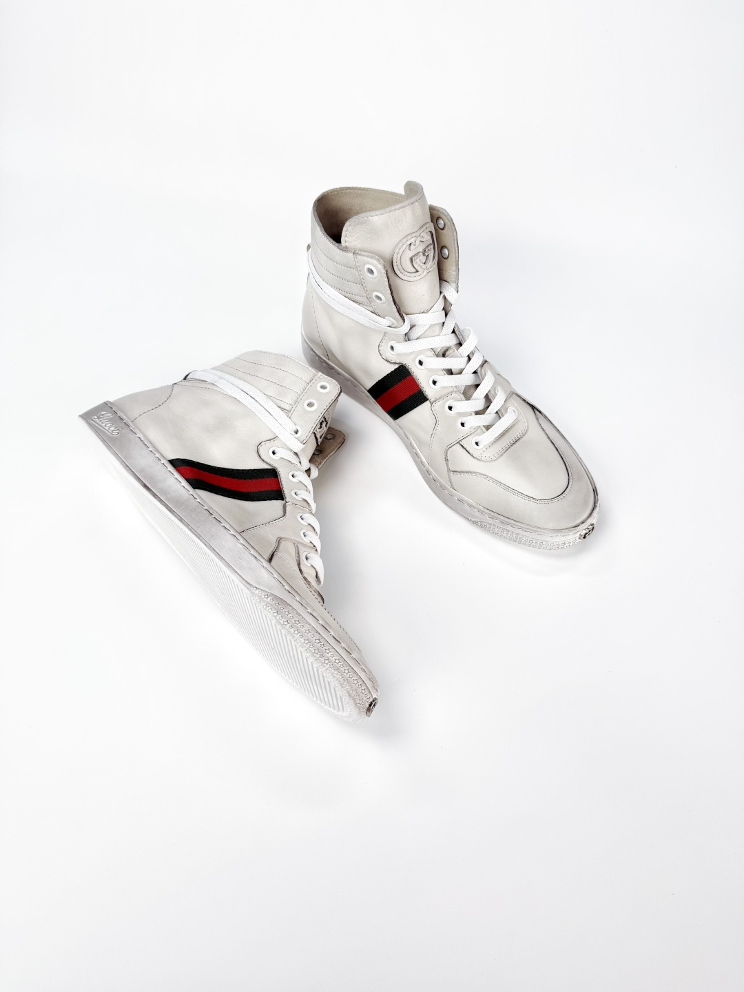 图片[3]-Gucci SS26 Demna首秀款 小羊皮高帮板鞋 大货实拍图 【佛山超A版】Gucci SS26 Demna首秀款 小羊皮高帮板 牛皮简约百搭高帮时尚板鞋 附送原装一致鞋舌仿磨环保纸垫 全套专柜包装物及配件 意大利进口超软小牛皮 同源出厂真丝绸防尘鞋套袋 原装雪梨形超软沙绒纸团 高工艺无缝细空胶技术 贴楦误差0.05mm 鞋底采用固特异内外锁死工艺 最大限度弯折永不开胶 原鞋一致效果环保无味 产品细节经典低帮运动鞋采用 Gucci 标志性的金色蜜蜂刺绣 与标志织带形成对比 白色皮革 配以绿红绿织带和金线蜜蜂刺绣一只鞋后饰有红色水蛇皮细节 另一只鞋后饰绿色水蛇皮细节 橡胶鞋底 尺码： 39 40 41 42 43 44 45-选品中心