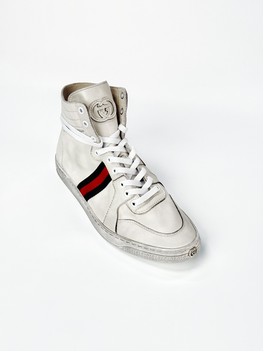 图片[5]-Gucci SS26 Demna首秀款 小羊皮高帮板鞋 大货实拍图 【佛山超A版】Gucci SS26 Demna首秀款 小羊皮高帮板 牛皮简约百搭高帮时尚板鞋 附送原装一致鞋舌仿磨环保纸垫 全套专柜包装物及配件 意大利进口超软小牛皮 同源出厂真丝绸防尘鞋套袋 原装雪梨形超软沙绒纸团 高工艺无缝细空胶技术 贴楦误差0.05mm 鞋底采用固特异内外锁死工艺 最大限度弯折永不开胶 原鞋一致效果环保无味 产品细节经典低帮运动鞋采用 Gucci 标志性的金色蜜蜂刺绣 与标志织带形成对比 白色皮革 配以绿红绿织带和金线蜜蜂刺绣一只鞋后饰有红色水蛇皮细节 另一只鞋后饰绿色水蛇皮细节 橡胶鞋底 尺码： 39 40 41 42 43 44 45-选品中心