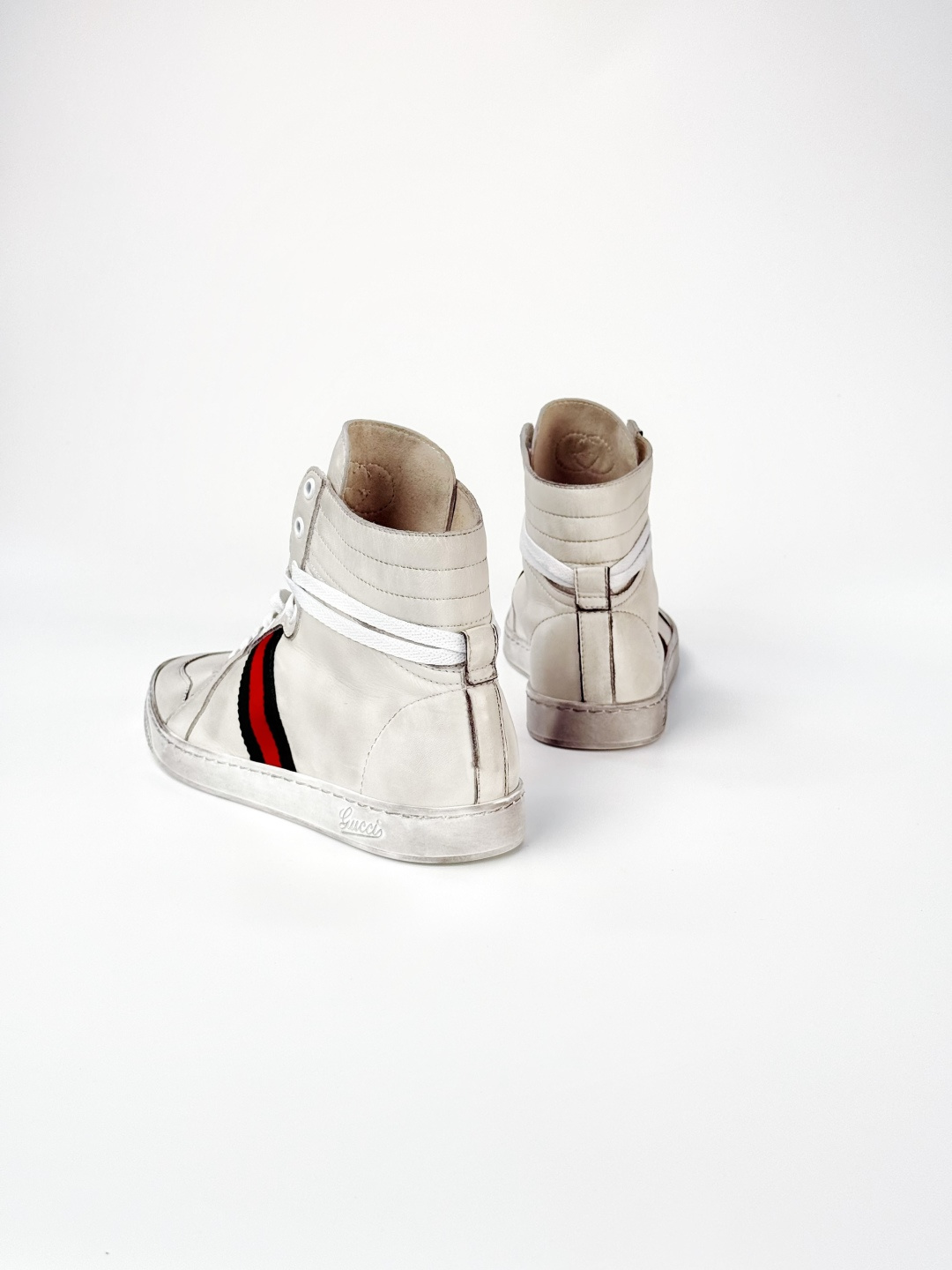 图片[6]-Gucci SS26 Demna首秀款 小羊皮高帮板鞋 大货实拍图 【佛山超A版】Gucci SS26 Demna首秀款 小羊皮高帮板 牛皮简约百搭高帮时尚板鞋 附送原装一致鞋舌仿磨环保纸垫 全套专柜包装物及配件 意大利进口超软小牛皮 同源出厂真丝绸防尘鞋套袋 原装雪梨形超软沙绒纸团 高工艺无缝细空胶技术 贴楦误差0.05mm 鞋底采用固特异内外锁死工艺 最大限度弯折永不开胶 原鞋一致效果环保无味 产品细节经典低帮运动鞋采用 Gucci 标志性的金色蜜蜂刺绣 与标志织带形成对比 白色皮革 配以绿红绿织带和金线蜜蜂刺绣一只鞋后饰有红色水蛇皮细节 另一只鞋后饰绿色水蛇皮细节 橡胶鞋底 尺码： 39 40 41 42 43 44 45-选品中心