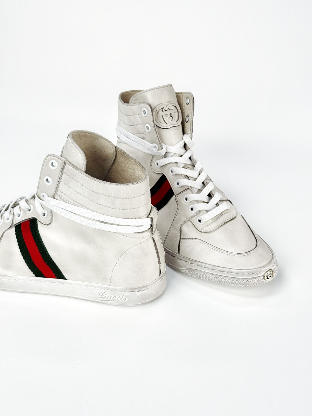 图片[9]-Gucci SS26 Demna首秀款 小羊皮高帮板鞋 大货实拍图 【佛山超A版】Gucci SS26 Demna首秀款 小羊皮高帮板 牛皮简约百搭高帮时尚板鞋 附送原装一致鞋舌仿磨环保纸垫 全套专柜包装物及配件 意大利进口超软小牛皮 同源出厂真丝绸防尘鞋套袋 原装雪梨形超软沙绒纸团 高工艺无缝细空胶技术 贴楦误差0.05mm 鞋底采用固特异内外锁死工艺 最大限度弯折永不开胶 原鞋一致效果环保无味 产品细节经典低帮运动鞋采用 Gucci 标志性的金色蜜蜂刺绣 与标志织带形成对比 白色皮革 配以绿红绿织带和金线蜜蜂刺绣一只鞋后饰有红色水蛇皮细节 另一只鞋后饰绿色水蛇皮细节 橡胶鞋底 尺码： 39 40 41 42 43 44 45-选品中心