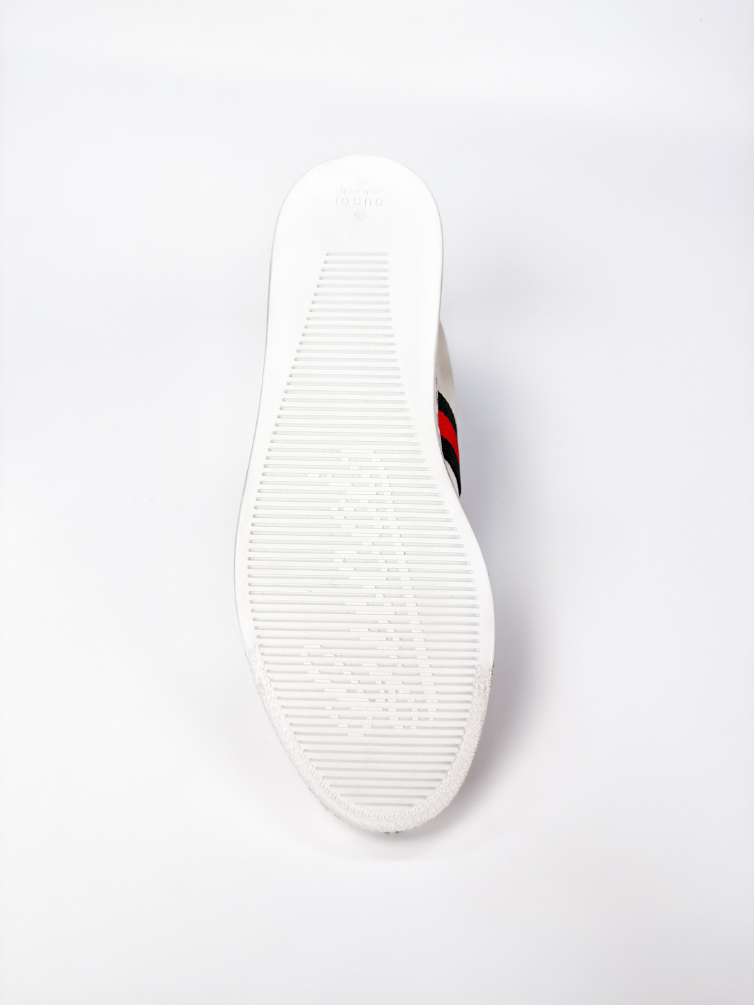 图片[8]-Gucci SS26 Demna首秀款 小羊皮高帮板鞋 大货实拍图 【佛山超A版】Gucci SS26 Demna首秀款 小羊皮高帮板 牛皮简约百搭高帮时尚板鞋 附送原装一致鞋舌仿磨环保纸垫 全套专柜包装物及配件 意大利进口超软小牛皮 同源出厂真丝绸防尘鞋套袋 原装雪梨形超软沙绒纸团 高工艺无缝细空胶技术 贴楦误差0.05mm 鞋底采用固特异内外锁死工艺 最大限度弯折永不开胶 原鞋一致效果环保无味 产品细节经典低帮运动鞋采用 Gucci 标志性的金色蜜蜂刺绣 与标志织带形成对比 白色皮革 配以绿红绿织带和金线蜜蜂刺绣一只鞋后饰有红色水蛇皮细节 另一只鞋后饰绿色水蛇皮细节 橡胶鞋底 尺码： 39 40 41 42 43 44 45-选品中心