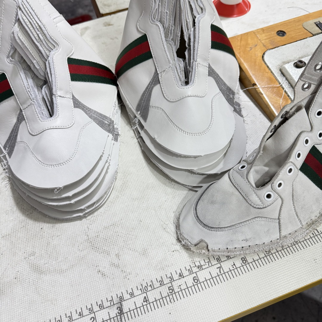 图片[2]-Gucci SS26 Demna首秀款 小羊皮高帮板鞋 生产素材 【佛山超A版】Gucci SS26 Demna首秀款 小羊皮高帮板 牛皮简约百搭高帮时尚板鞋 附送原装一致鞋舌仿磨环保纸垫 全套专柜包装物及配件 意大利进口超软小牛皮 同源出厂真丝绸防尘鞋套袋 原装雪梨形超软沙绒纸团 高工艺无缝细空胶技术 贴楦误差0.05mm 鞋底采用固特异内外锁死工艺 最大限度弯折永不开胶 原鞋一致效果环保无味 产品细节经典低帮运动鞋采用 Gucci 标志性的金色蜜蜂刺绣 与标志织带形成对比 白色皮革 配以绿红绿织带和金线蜜蜂刺绣一只鞋后饰有红色水蛇皮细节 另一只鞋后饰绿色水蛇皮细节 橡胶鞋底 尺码： 39 40 41 42 43 44 45-选品中心