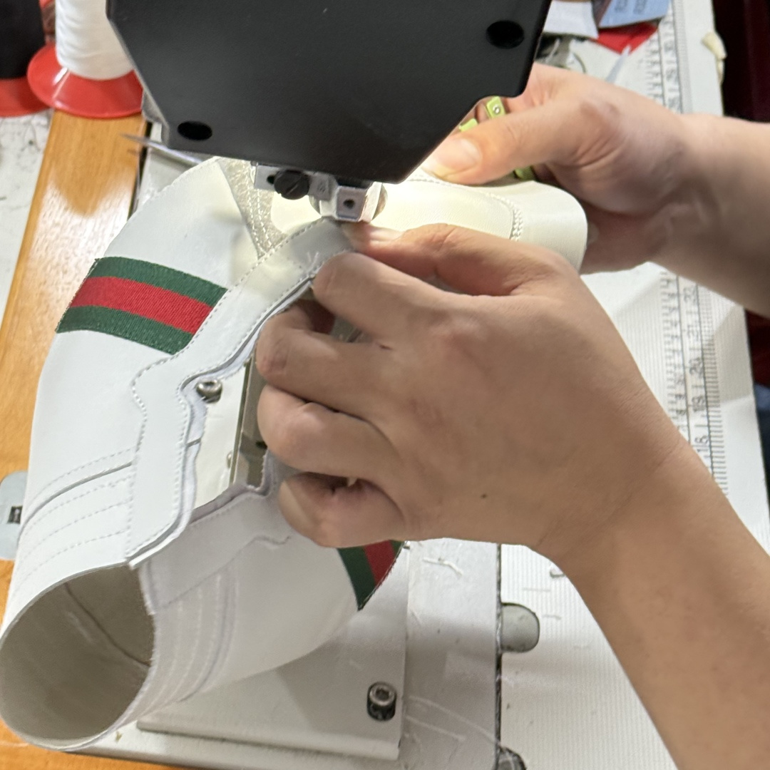 Gucci SS26 Demna首秀款 小羊皮高帮板鞋 生产素材 【佛山超A版】Gucci SS26 Demna首秀款 小羊皮高帮板 牛皮简约百搭高帮时尚板鞋 附送原装一致鞋舌仿磨环保纸垫 全套专柜包装物及配件 意大利进口超软小牛皮 同源出厂真丝绸防尘鞋套袋 原装雪梨形超软沙绒纸团 高工艺无缝细空胶技术 贴楦误差0.05mm 鞋底采用固特异内外锁死工艺 最大限度弯折永不开胶 原鞋一致效果环保无味 产品细节经典低帮运动鞋采用 Gucci 标志性的金色蜜蜂刺绣 与标志织带形成对比 白色皮革 配以绿红绿织带和金线蜜蜂刺绣一只鞋后饰有红色水蛇皮细节 另一只鞋后饰绿色水蛇皮细节 橡胶鞋底 尺码: 39 40 41 42 43 44 45-选品中心