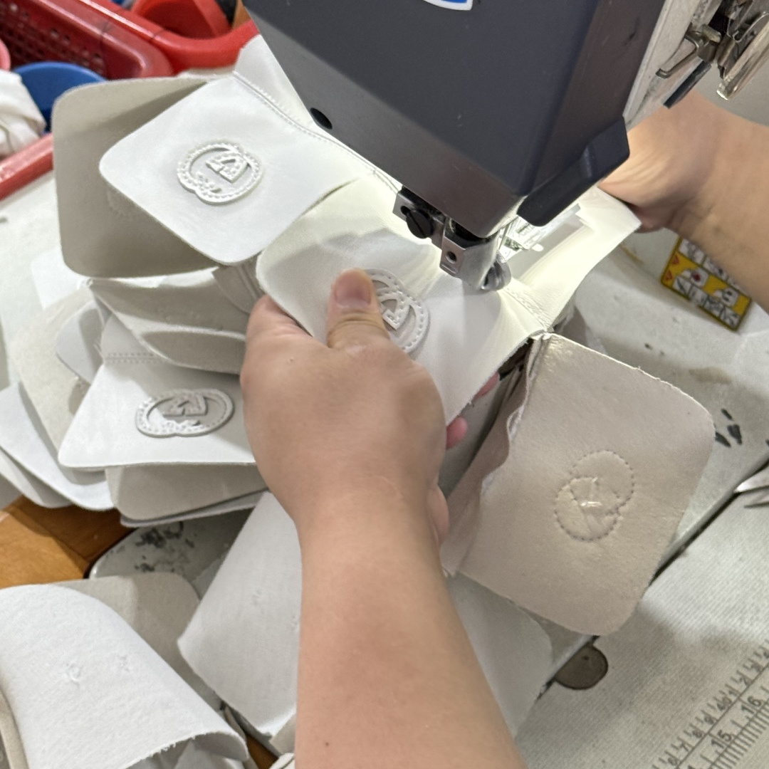 图片[5]-Gucci SS26 Demna首秀款 小羊皮高帮板鞋 生产素材 【佛山超A版】Gucci SS26 Demna首秀款 小羊皮高帮板 牛皮简约百搭高帮时尚板鞋 附送原装一致鞋舌仿磨环保纸垫 全套专柜包装物及配件 意大利进口超软小牛皮 同源出厂真丝绸防尘鞋套袋 原装雪梨形超软沙绒纸团 高工艺无缝细空胶技术 贴楦误差0.05mm 鞋底采用固特异内外锁死工艺 最大限度弯折永不开胶 原鞋一致效果环保无味 产品细节经典低帮运动鞋采用 Gucci 标志性的金色蜜蜂刺绣 与标志织带形成对比 白色皮革 配以绿红绿织带和金线蜜蜂刺绣一只鞋后饰有红色水蛇皮细节 另一只鞋后饰绿色水蛇皮细节 橡胶鞋底 尺码： 39 40 41 42 43 44 45-选品中心