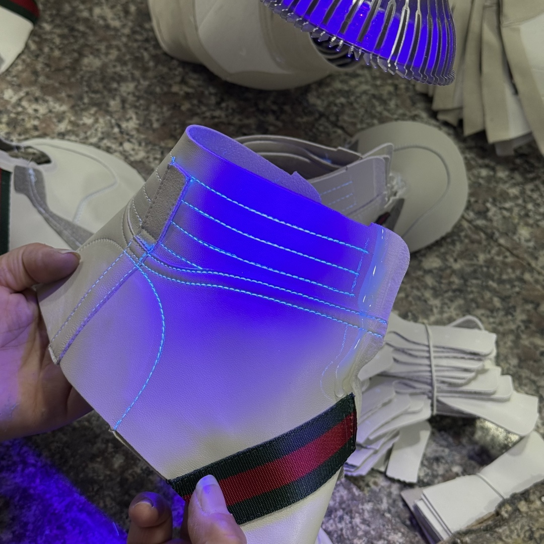 图片[6]-Gucci SS26 Demna首秀款 小羊皮高帮板鞋 生产素材 【佛山超A版】Gucci SS26 Demna首秀款 小羊皮高帮板 牛皮简约百搭高帮时尚板鞋 附送原装一致鞋舌仿磨环保纸垫 全套专柜包装物及配件 意大利进口超软小牛皮 同源出厂真丝绸防尘鞋套袋 原装雪梨形超软沙绒纸团 高工艺无缝细空胶技术 贴楦误差0.05mm 鞋底采用固特异内外锁死工艺 最大限度弯折永不开胶 原鞋一致效果环保无味 产品细节经典低帮运动鞋采用 Gucci 标志性的金色蜜蜂刺绣 与标志织带形成对比 白色皮革 配以绿红绿织带和金线蜜蜂刺绣一只鞋后饰有红色水蛇皮细节 另一只鞋后饰绿色水蛇皮细节 橡胶鞋底 尺码： 39 40 41 42 43 44 45-选品中心