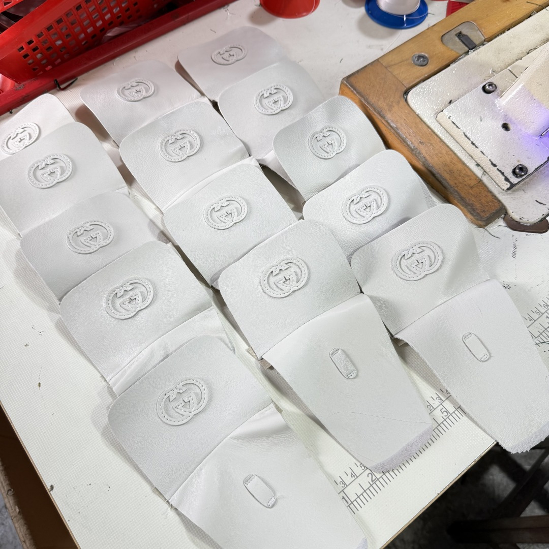 图片[4]-Gucci SS26 Demna首秀款 小羊皮高帮板鞋 生产素材 【佛山超A版】Gucci SS26 Demna首秀款 小羊皮高帮板 牛皮简约百搭高帮时尚板鞋 附送原装一致鞋舌仿磨环保纸垫 全套专柜包装物及配件 意大利进口超软小牛皮 同源出厂真丝绸防尘鞋套袋 原装雪梨形超软沙绒纸团 高工艺无缝细空胶技术 贴楦误差0.05mm 鞋底采用固特异内外锁死工艺 最大限度弯折永不开胶 原鞋一致效果环保无味 产品细节经典低帮运动鞋采用 Gucci 标志性的金色蜜蜂刺绣 与标志织带形成对比 白色皮革 配以绿红绿织带和金线蜜蜂刺绣一只鞋后饰有红色水蛇皮细节 另一只鞋后饰绿色水蛇皮细节 橡胶鞋底 尺码： 39 40 41 42 43 44 45-选品中心