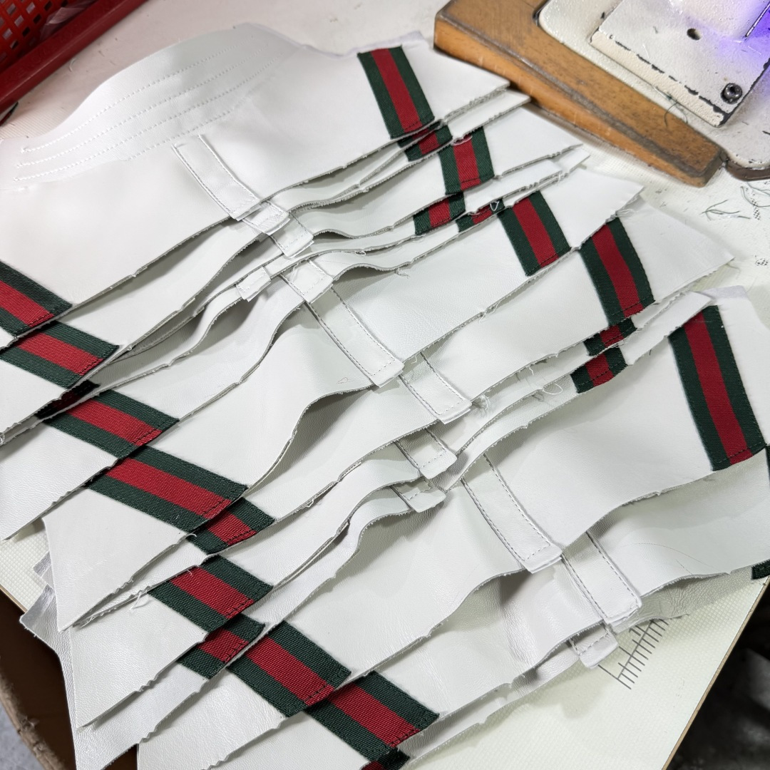 图片[3]-Gucci SS26 Demna首秀款 小羊皮高帮板鞋 生产素材 【佛山超A版】Gucci SS26 Demna首秀款 小羊皮高帮板 牛皮简约百搭高帮时尚板鞋 附送原装一致鞋舌仿磨环保纸垫 全套专柜包装物及配件 意大利进口超软小牛皮 同源出厂真丝绸防尘鞋套袋 原装雪梨形超软沙绒纸团 高工艺无缝细空胶技术 贴楦误差0.05mm 鞋底采用固特异内外锁死工艺 最大限度弯折永不开胶 原鞋一致效果环保无味 产品细节经典低帮运动鞋采用 Gucci 标志性的金色蜜蜂刺绣 与标志织带形成对比 白色皮革 配以绿红绿织带和金线蜜蜂刺绣一只鞋后饰有红色水蛇皮细节 另一只鞋后饰绿色水蛇皮细节 橡胶鞋底 尺码： 39 40 41 42 43 44 45-选品中心