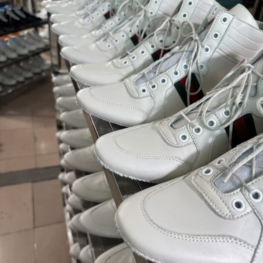 图片[8]-Gucci SS26 Demna首秀款 小羊皮高帮板鞋 生产素材 【佛山超A版】Gucci SS26 Demna首秀款 小羊皮高帮板 牛皮简约百搭高帮时尚板鞋 附送原装一致鞋舌仿磨环保纸垫 全套专柜包装物及配件 意大利进口超软小牛皮 同源出厂真丝绸防尘鞋套袋 原装雪梨形超软沙绒纸团 高工艺无缝细空胶技术 贴楦误差0.05mm 鞋底采用固特异内外锁死工艺 最大限度弯折永不开胶 原鞋一致效果环保无味 产品细节经典低帮运动鞋采用 Gucci 标志性的金色蜜蜂刺绣 与标志织带形成对比 白色皮革 配以绿红绿织带和金线蜜蜂刺绣一只鞋后饰有红色水蛇皮细节 另一只鞋后饰绿色水蛇皮细节 橡胶鞋底 尺码： 39 40 41 42 43 44 45-选品中心
