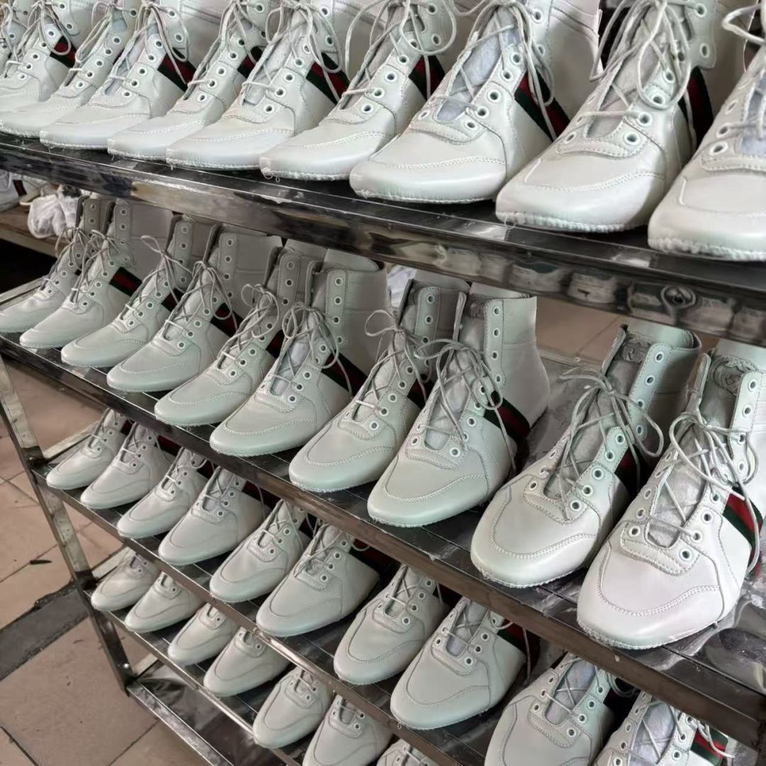 图片[7]-Gucci SS26 Demna首秀款 小羊皮高帮板鞋 生产素材 【佛山超A版】Gucci SS26 Demna首秀款 小羊皮高帮板 牛皮简约百搭高帮时尚板鞋 附送原装一致鞋舌仿磨环保纸垫 全套专柜包装物及配件 意大利进口超软小牛皮 同源出厂真丝绸防尘鞋套袋 原装雪梨形超软沙绒纸团 高工艺无缝细空胶技术 贴楦误差0.05mm 鞋底采用固特异内外锁死工艺 最大限度弯折永不开胶 原鞋一致效果环保无味 产品细节经典低帮运动鞋采用 Gucci 标志性的金色蜜蜂刺绣 与标志织带形成对比 白色皮革 配以绿红绿织带和金线蜜蜂刺绣一只鞋后饰有红色水蛇皮细节 另一只鞋后饰绿色水蛇皮细节 橡胶鞋底 尺码： 39 40 41 42 43 44 45-选品中心
