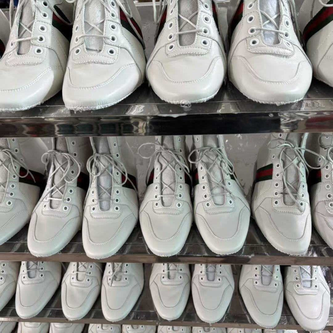 图片[9]-Gucci SS26 Demna首秀款 小羊皮高帮板鞋 生产素材 【佛山超A版】Gucci SS26 Demna首秀款 小羊皮高帮板 牛皮简约百搭高帮时尚板鞋 附送原装一致鞋舌仿磨环保纸垫 全套专柜包装物及配件 意大利进口超软小牛皮 同源出厂真丝绸防尘鞋套袋 原装雪梨形超软沙绒纸团 高工艺无缝细空胶技术 贴楦误差0.05mm 鞋底采用固特异内外锁死工艺 最大限度弯折永不开胶 原鞋一致效果环保无味 产品细节经典低帮运动鞋采用 Gucci 标志性的金色蜜蜂刺绣 与标志织带形成对比 白色皮革 配以绿红绿织带和金线蜜蜂刺绣一只鞋后饰有红色水蛇皮细节 另一只鞋后饰绿色水蛇皮细节 橡胶鞋底 尺码： 39 40 41 42 43 44 45-选品中心