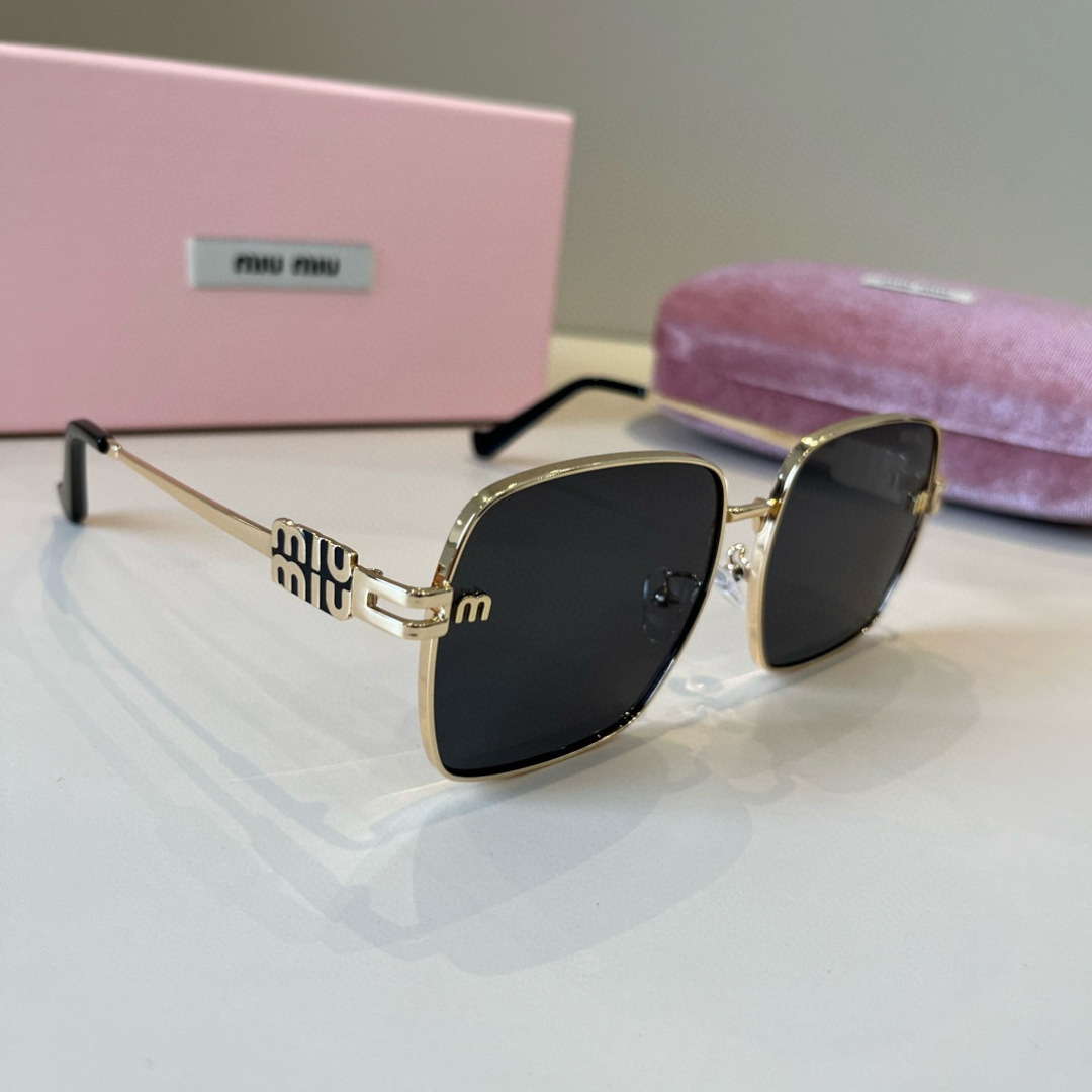 NO:884690,MIUMIU girl’s new color is here ~ Sunglasses that you want to weld on your face. Hard goods are not afraid of being late ~ After several months of ZP mold making, every detail is perfectly reproduced. Official website, no color difference, contrast glasses, sunglasses, sunglasses, glasses, miumiu19860909MIUMIU女孩新色来啦～ 想焊在脸上的墨镜 硬货不怕迟到～历经几个月ZP开模打造 任何细节完美复刻,官网无色差对比眼镜墨镜太阳镜,眼镜,miumiu,glasses