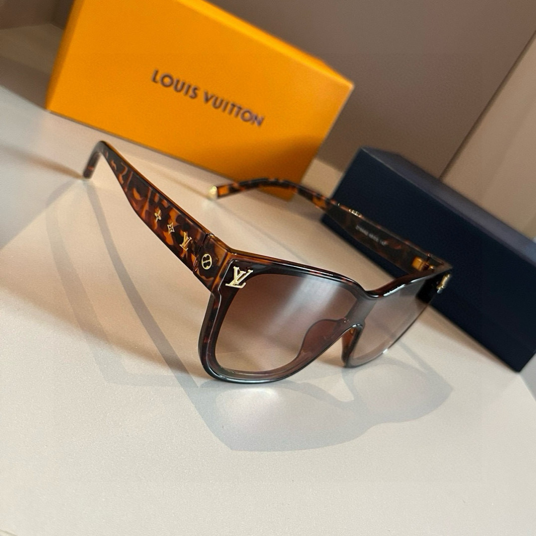 NO:362586,LV Louis Vuitton, the lens logo will not affect the sight at all, very heavy industry!  The details are so rich that it is inhumane. It creates a sharp front frame shape, bringing an incomparable fashion to wear. The ambition of triangles, intertwined in depth, has a three-dimensional sense, and is very brand-recognizable and full of design. The simple and beautiful temple ends are all metal, without any trace of excess glasses, sunglasses, sunglasses, glasses, louis vuitton, louis vuitton19860909LV路易威登,镜片logo一点都不会影响视线 非常重工！细节多到壕无人性 打造出锋芒毕露的前框造型 为佩戴着带来无可比拟的时尚感. 志性的三角底纹,深浅交错,极具立体感 极具品牌辨识度,设计感十足. 简洁漂亮的镜腿末端全金属收尾, 没有一丝的多余眼镜墨镜太阳镜,眼镜,louis vuitton,louis vuitton,glasses