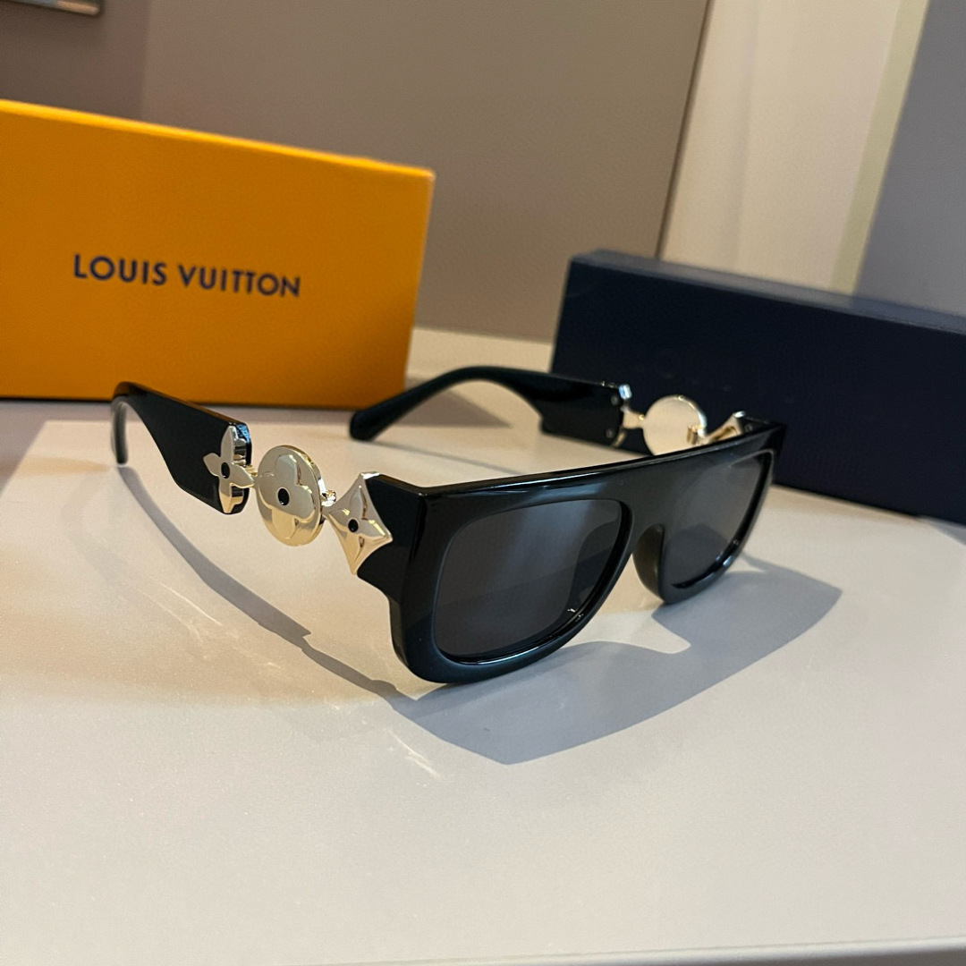 NO:362614,LV Louis Vuitton is very heavy industry!  The details are so rich that it is inhumane. It creates a sharp front frame shape, bringing an incomparable fashion to wear. The ambition of triangles, intertwined in depth, has a three-dimensional sense, and is very brand-recognizable and full of design. The simple and beautiful temple ends are all metal, without any trace of excess glasses, sunglasses, sunglasses, glasses, louis vuitton, louis vuitton19860909LV路易威登 非常重工！细节多到壕无人性 打造出锋芒毕露的前框造型 为佩戴着带来无可比拟的时尚感. 志性的三角底纹,深浅交错,极具立体感 极具品牌辨识度,设计感十足. 简洁漂亮的镜腿末端全金属收尾, 没有一丝的多余眼镜墨镜太阳镜,眼镜,louis vuitton,louis vuitton,glasses