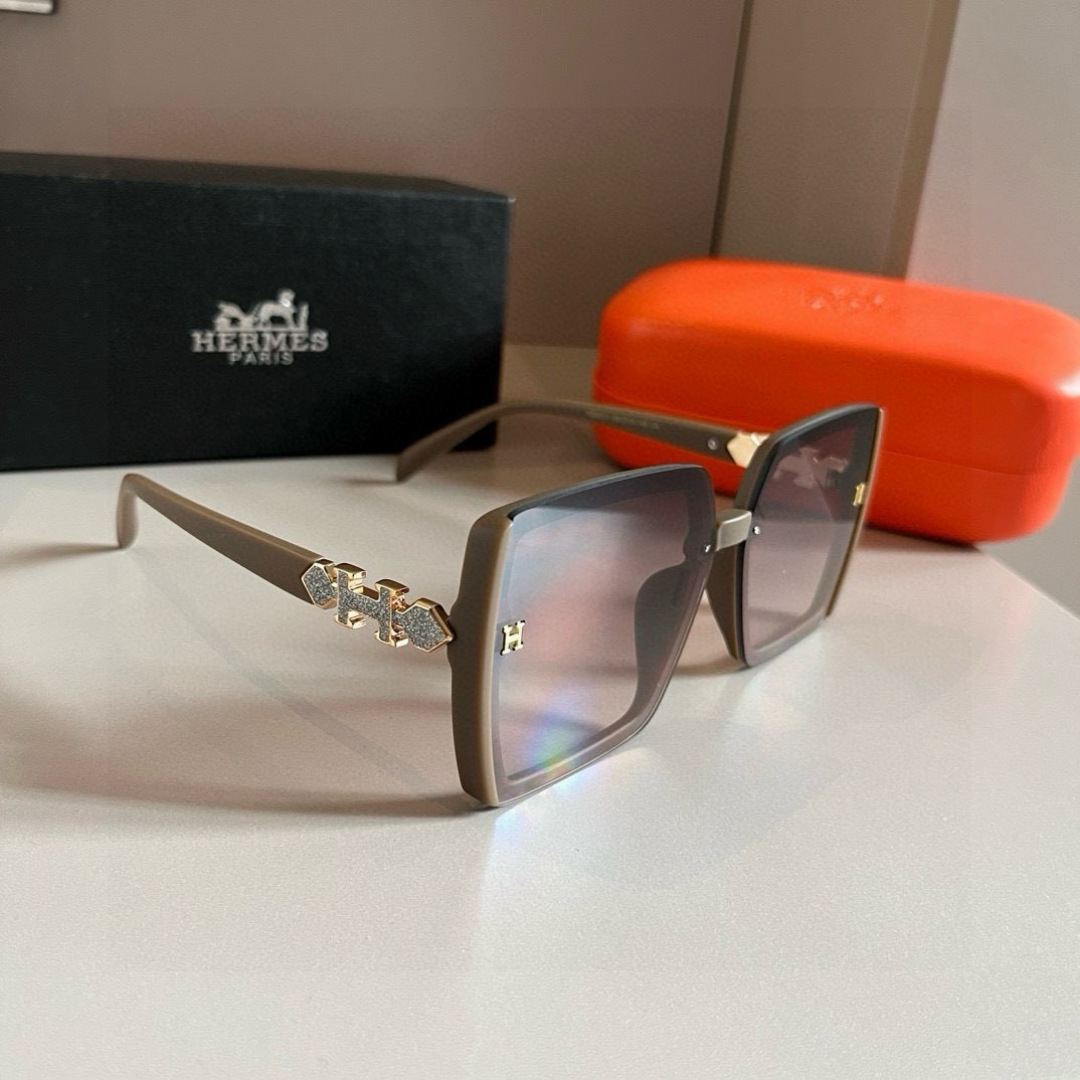 NO:362624,HERNES Hermes Women's HD Sunglasses High Quality Quantity Slice Frame, Imported Poly HD Lens Large Frame Fashion Sunglasses One, High-end Temple Design, Quality is absolutely OK, Excellent Effect. Buy Super Value Glasses Sunglasses, Sunglasses, Hermes19860909HERNES款爱马仕女士高清太阳镜高质 量切片镜框,进口宝丽高清镜片大框时尚太 阳镜一,高端镜腿设计,品质绝对OK,效果极佳.入手超值眼镜墨镜太阳镜,眼镜,hermes,glasses