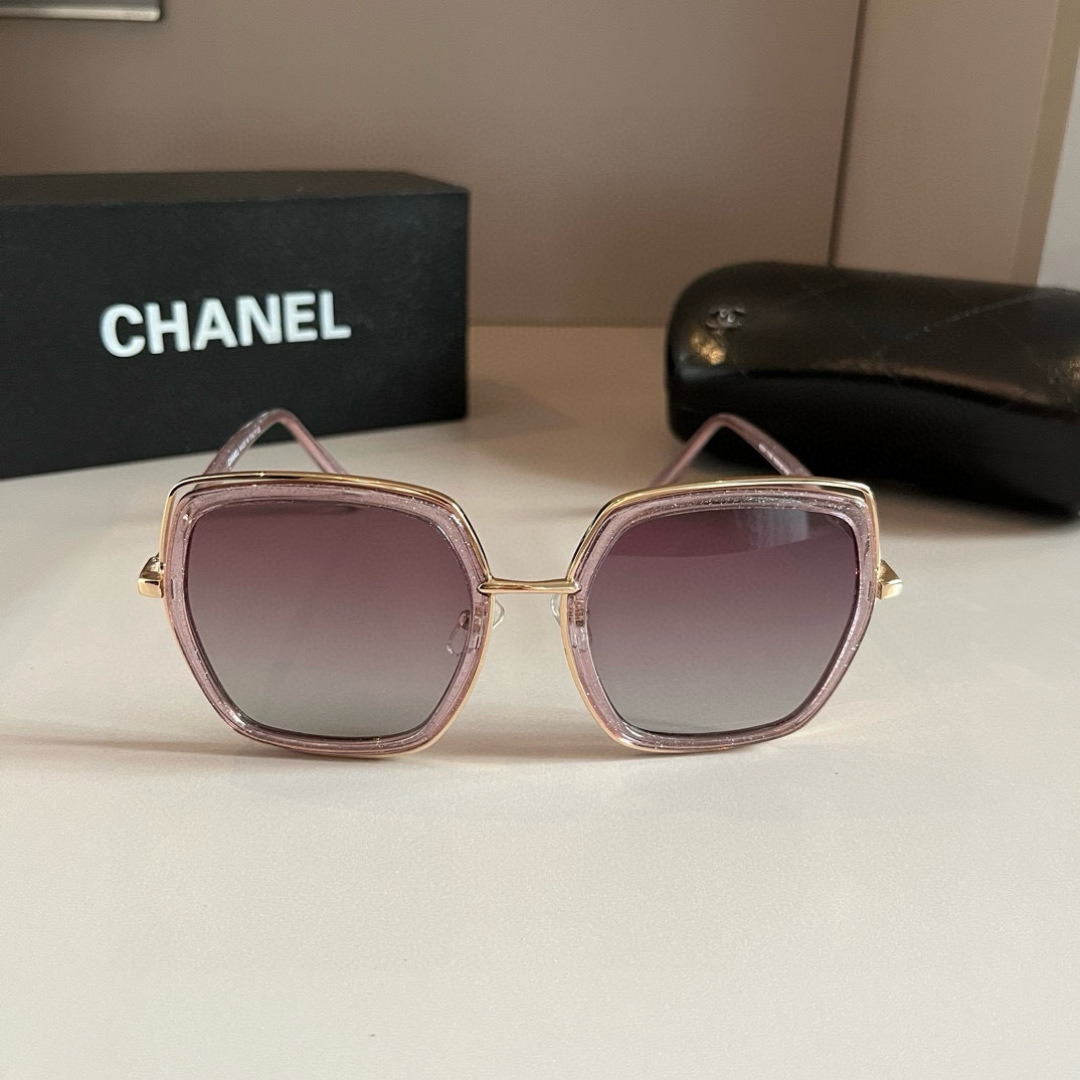 💰125¥
CHANEL香奈儿太阳镜🕶️众多明星同款[色]香奈儿‼️‼️新款大框墨镜 ，🌈🌈宝丽来超清太阳镜