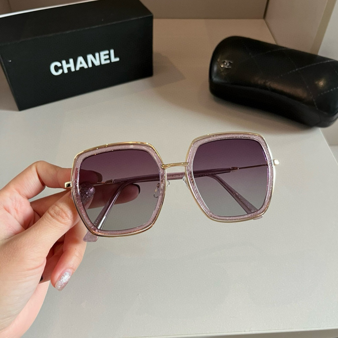 💰125¥
CHANEL香奈儿太阳镜🕶️众多明星同款[色]香奈儿‼️‼️新款大框墨镜 ，🌈🌈宝丽来超清太阳镜