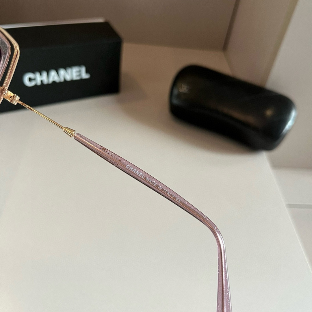 💰125¥
CHANEL香奈儿太阳镜🕶️众多明星同款[色]香奈儿‼️‼️新款大框墨镜 ，🌈🌈宝丽来超清太阳镜