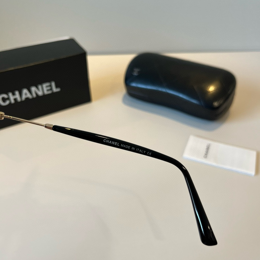 💰125¥
CHANEL香奈儿太阳镜🕶️众多明星同款[色]香奈儿‼️‼️新款大框墨镜 ，🌈🌈宝丽来超清太阳镜