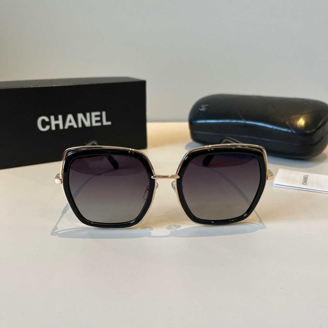 💰125¥
CHANEL香奈儿太阳镜🕶️众多明星同款[色]香奈儿‼️‼️新款大框墨镜 ，🌈🌈宝丽来超清太阳镜