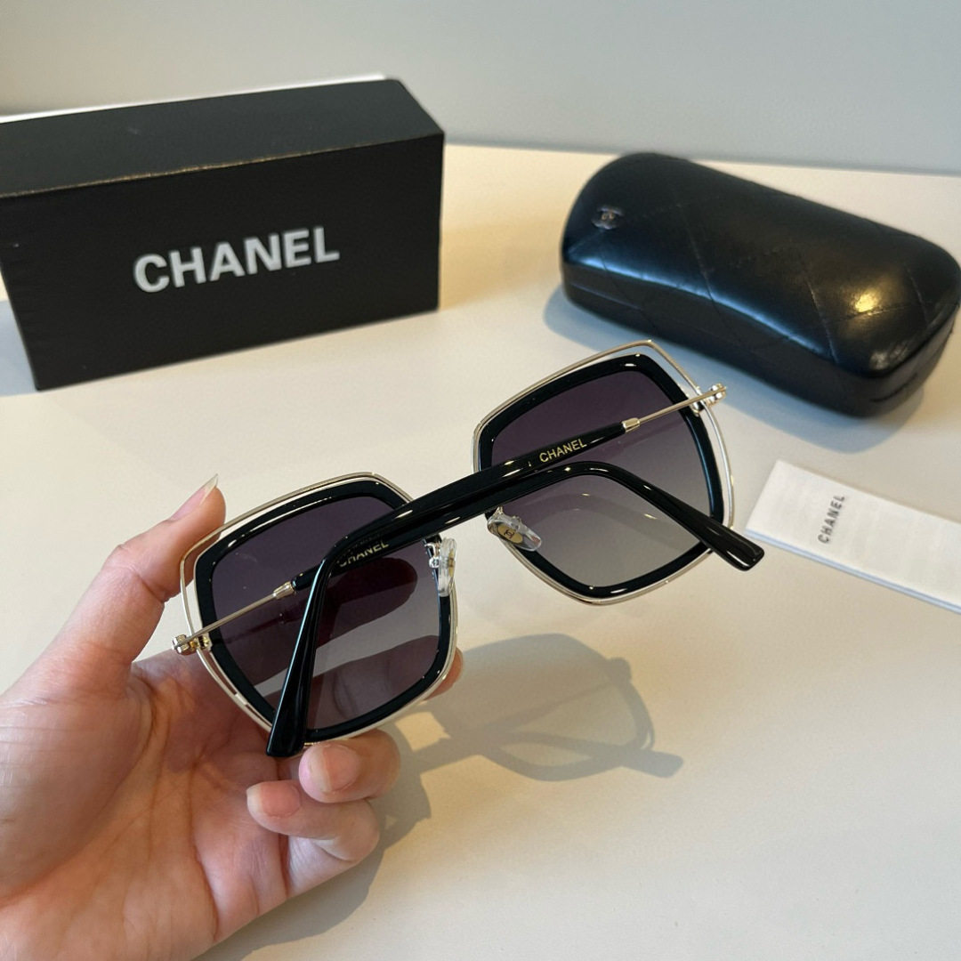 💰125¥
CHANEL香奈儿太阳镜🕶️众多明星同款[色]香奈儿‼️‼️新款大框墨镜 ，🌈🌈宝丽来超清太阳镜